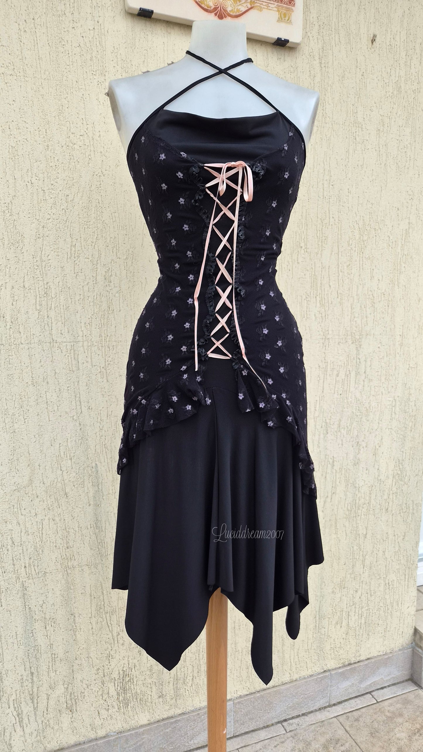Robe noire détails dentelle et laçage