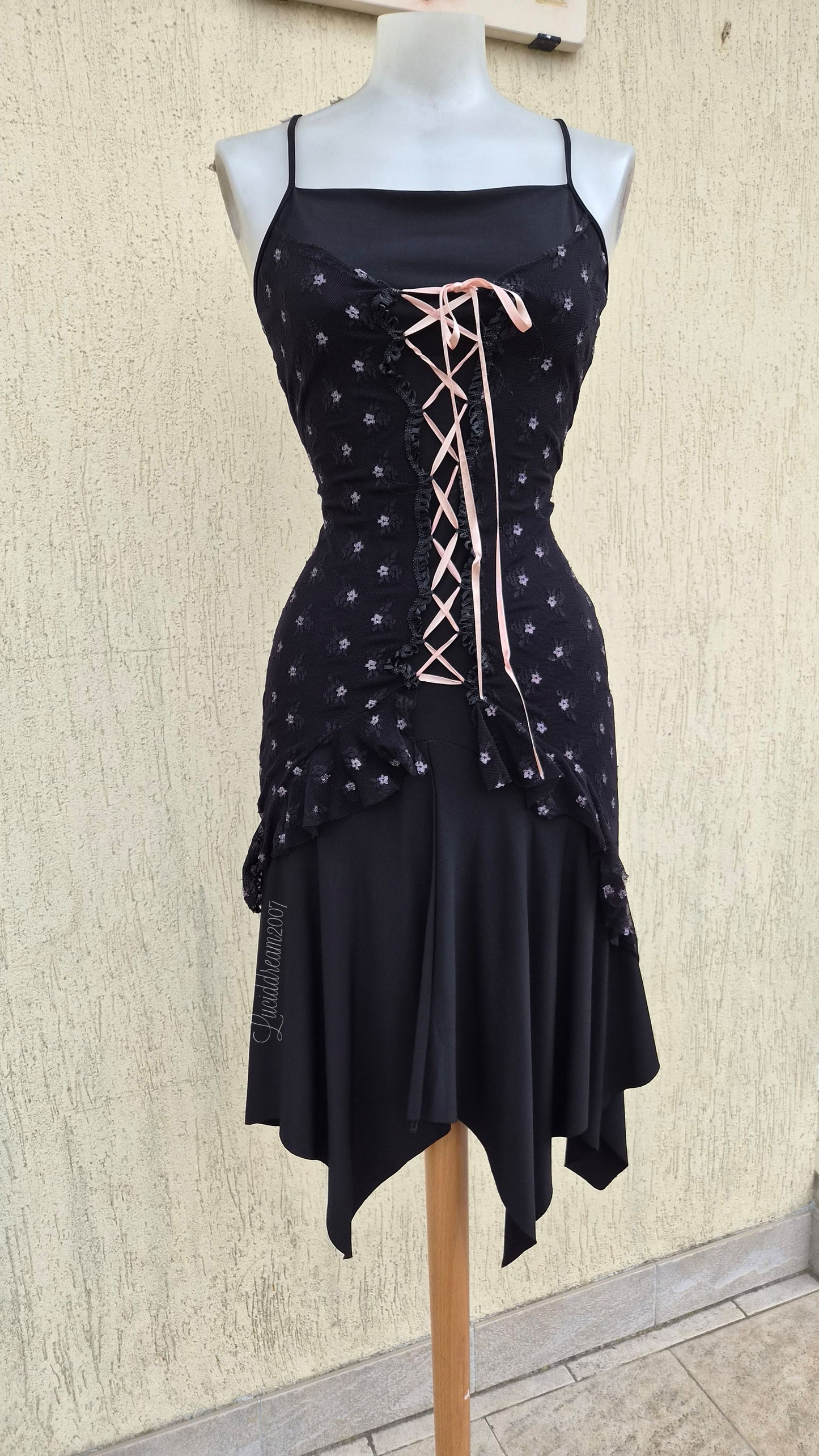 Robe noire détails dentelle et laçage