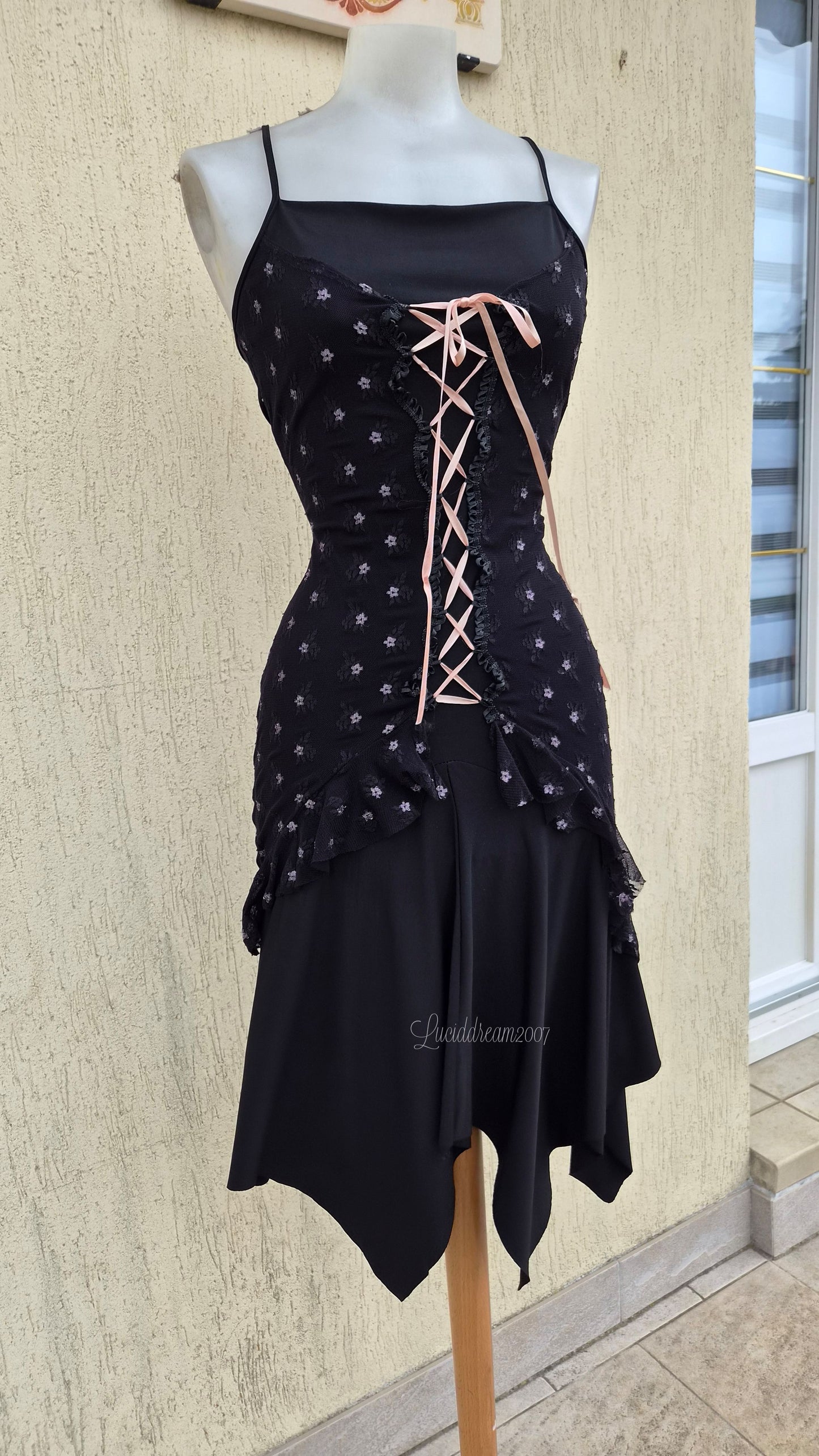 Robe noire détails dentelle et laçage