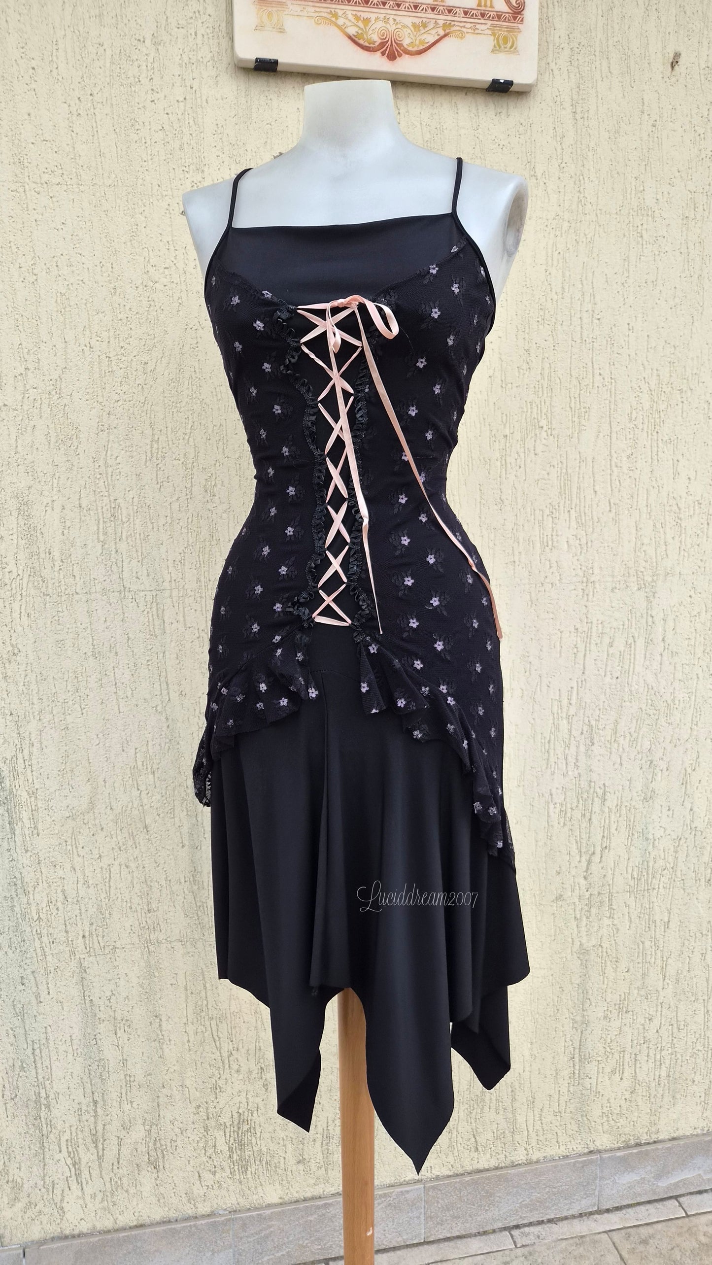 Robe noire détails dentelle et laçage