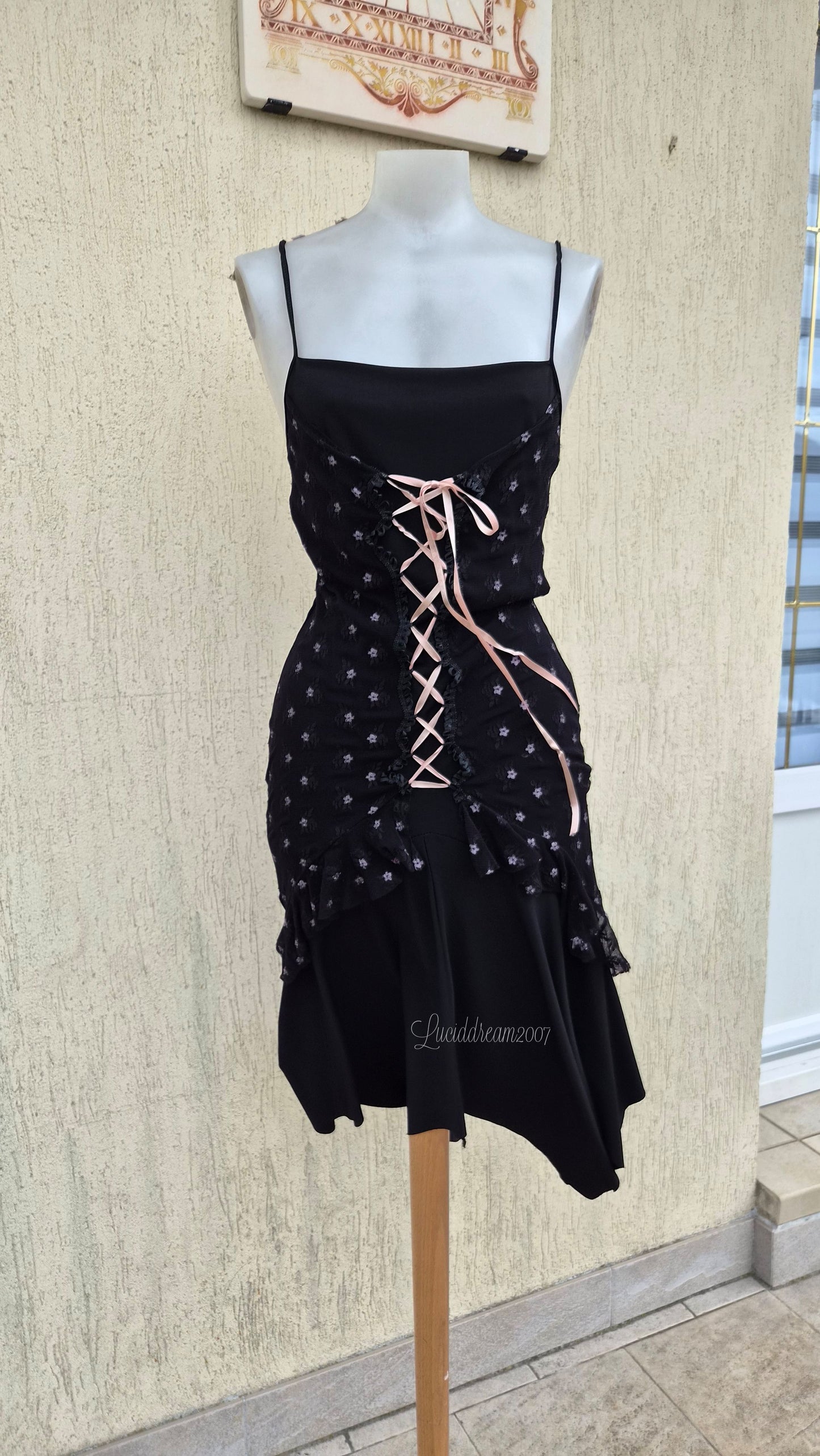 Robe noire détails dentelle et laçage