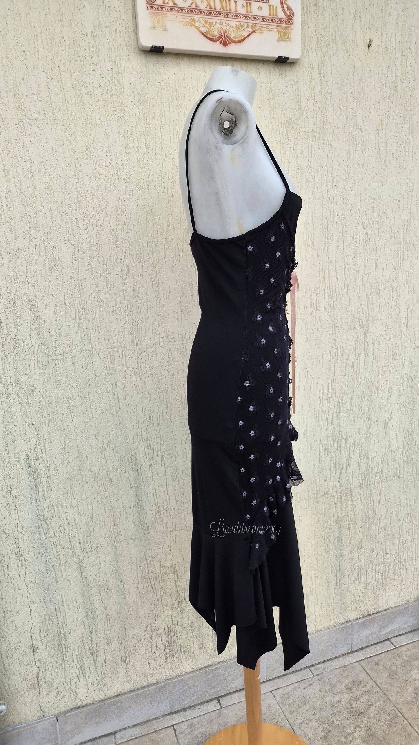 Robe noire détails dentelle et laçage