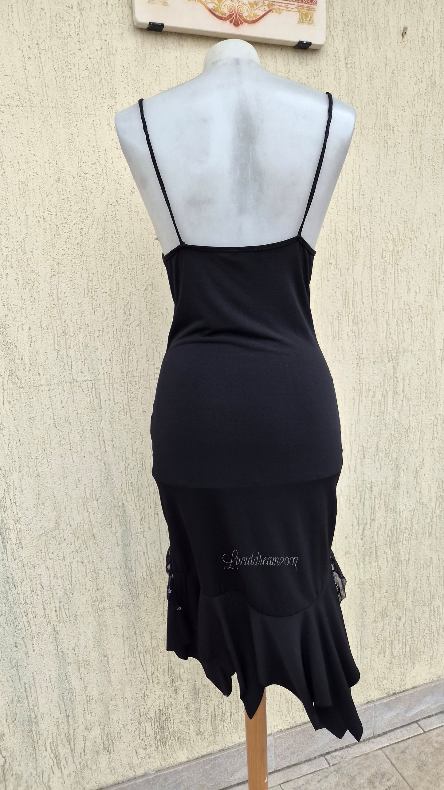 Robe noire détails dentelle et laçage