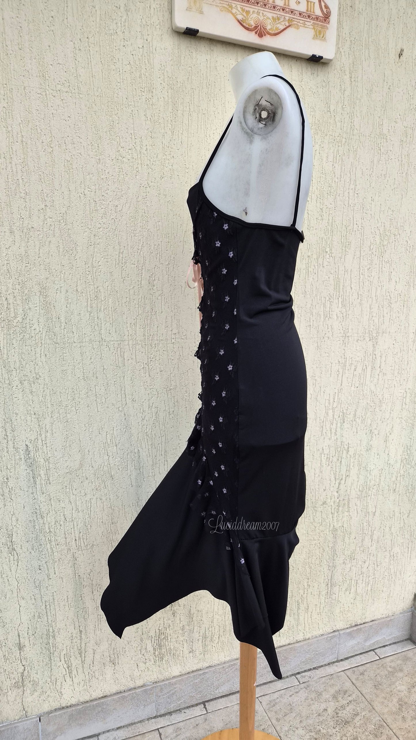 Robe noire détails dentelle et laçage
