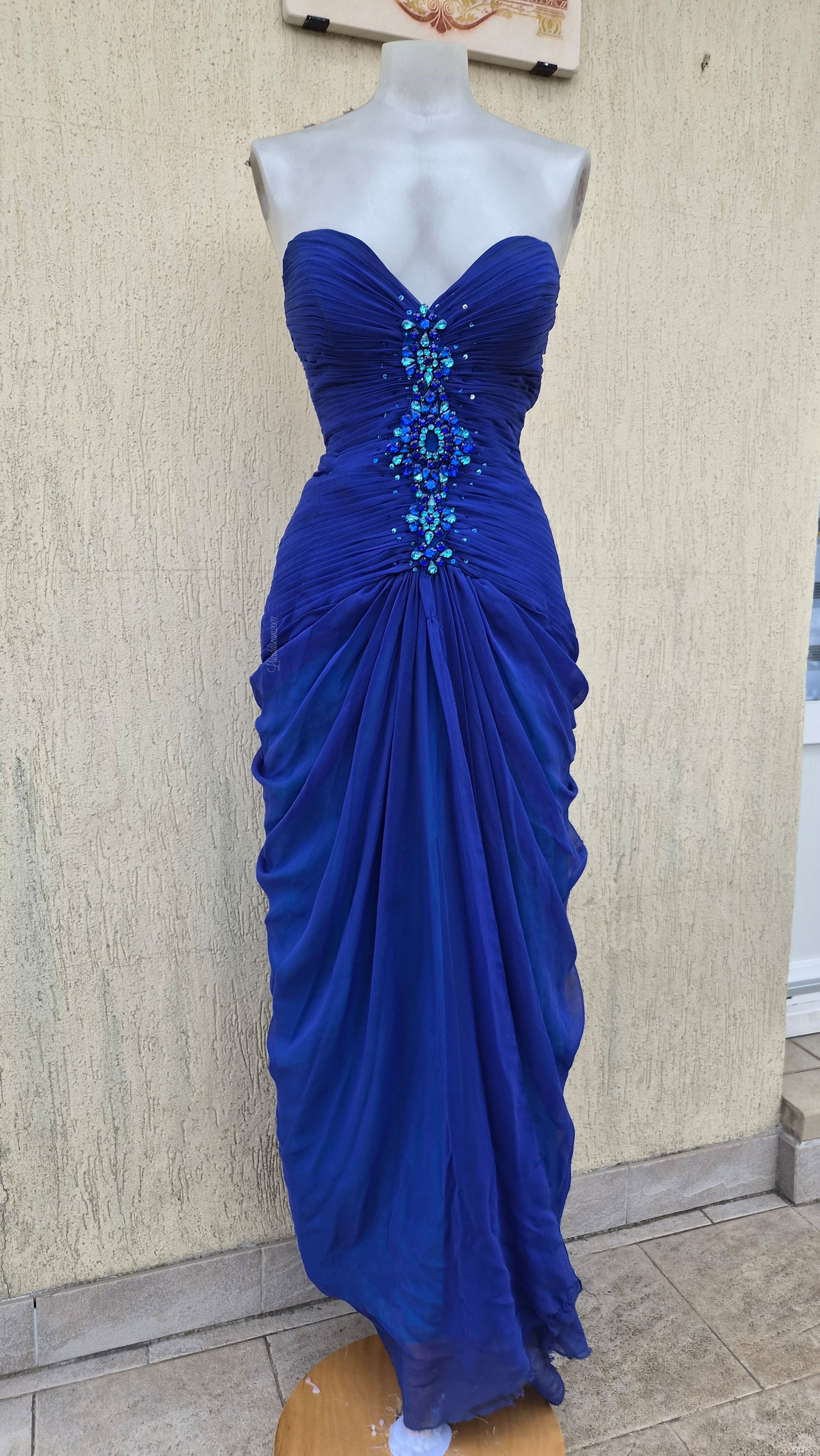 Robe vintage drapée bleu rooie brodée de perles et pierres. Prom dress vintage dans le style Greek Goddess sortie d'une reverie.