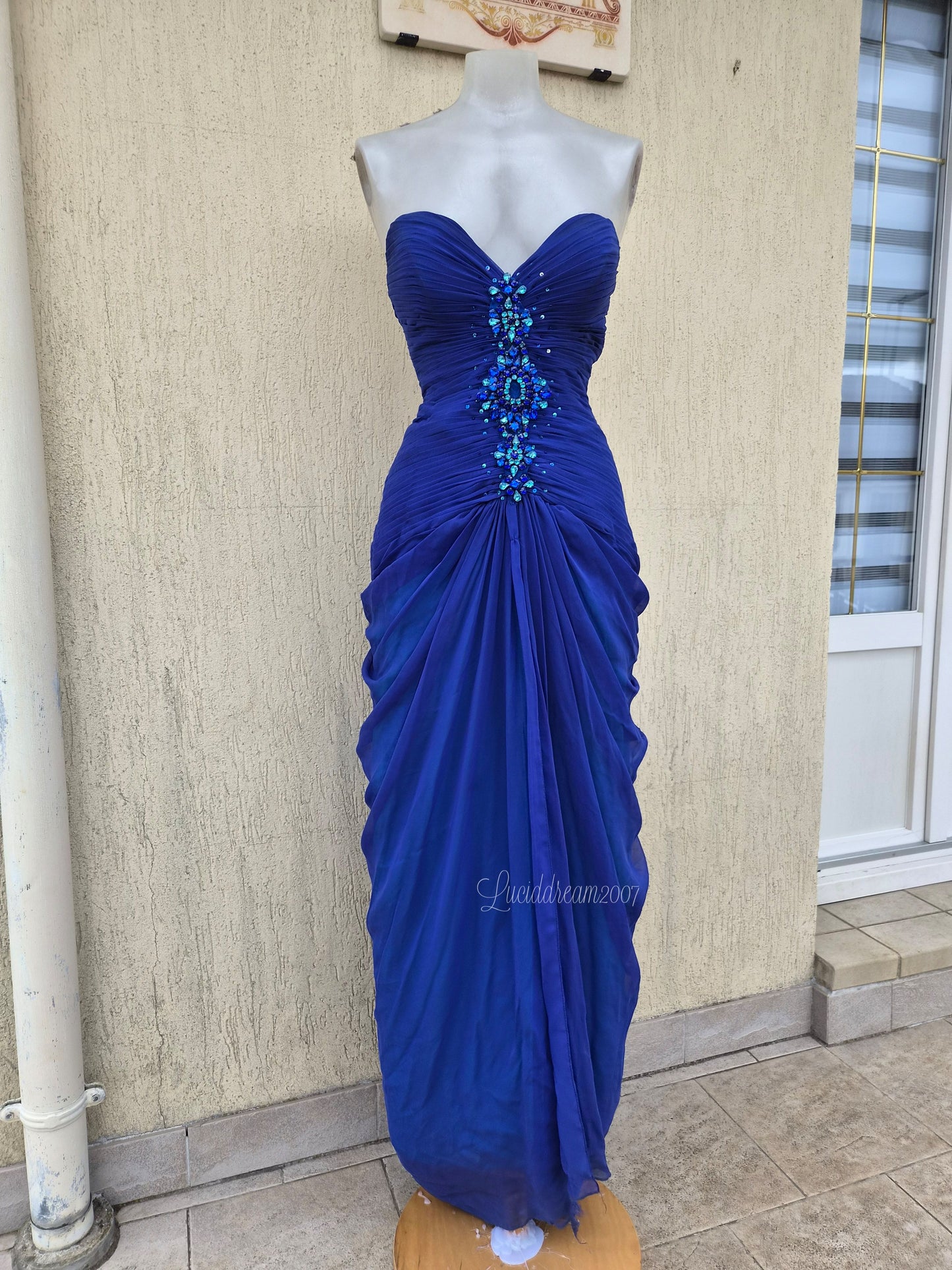 Robe bleue électrique brodée