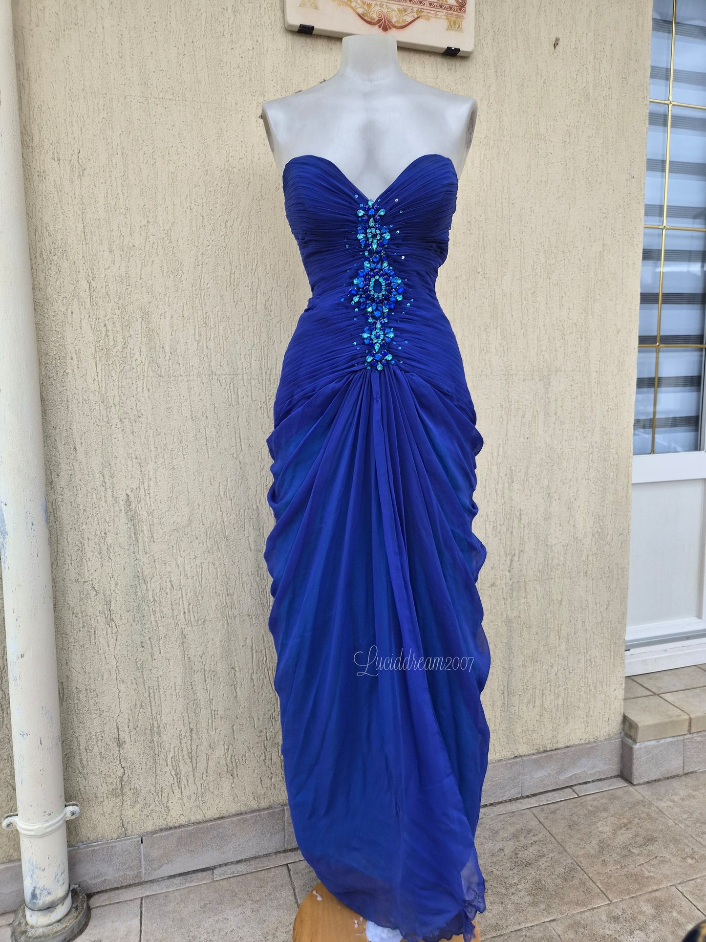 Robe bleue électrique brodée