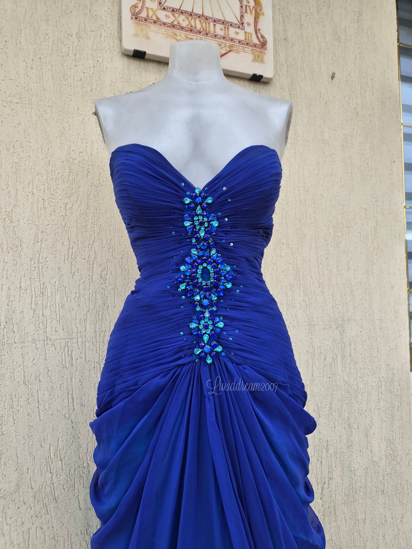 Robe bleue électrique brodée