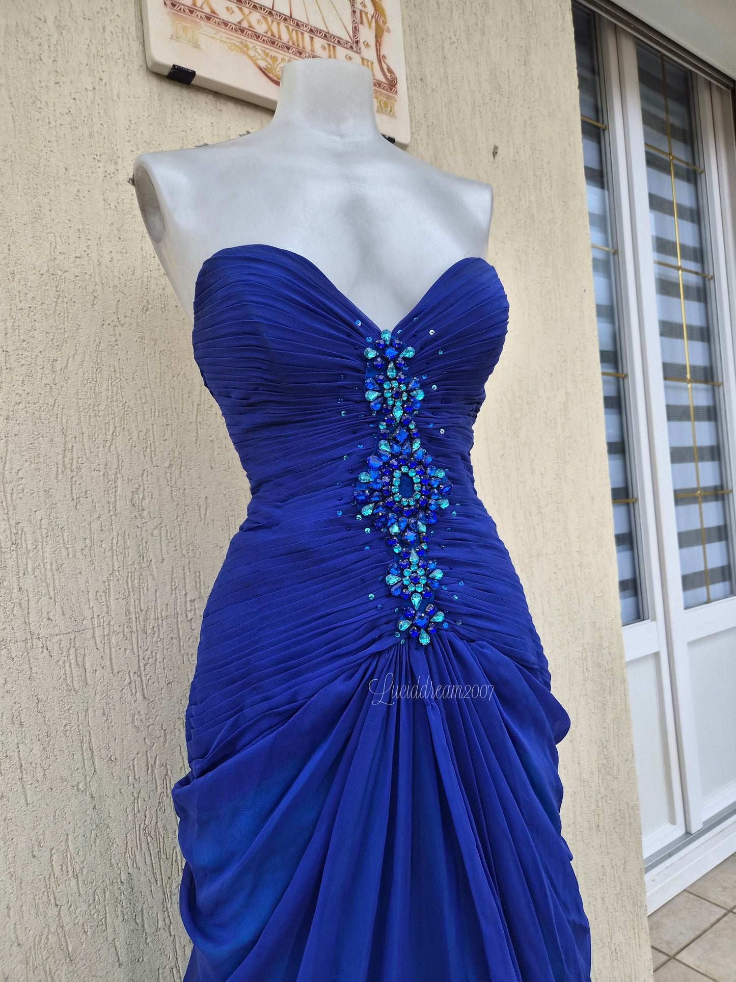 Robe bleue électrique brodée
