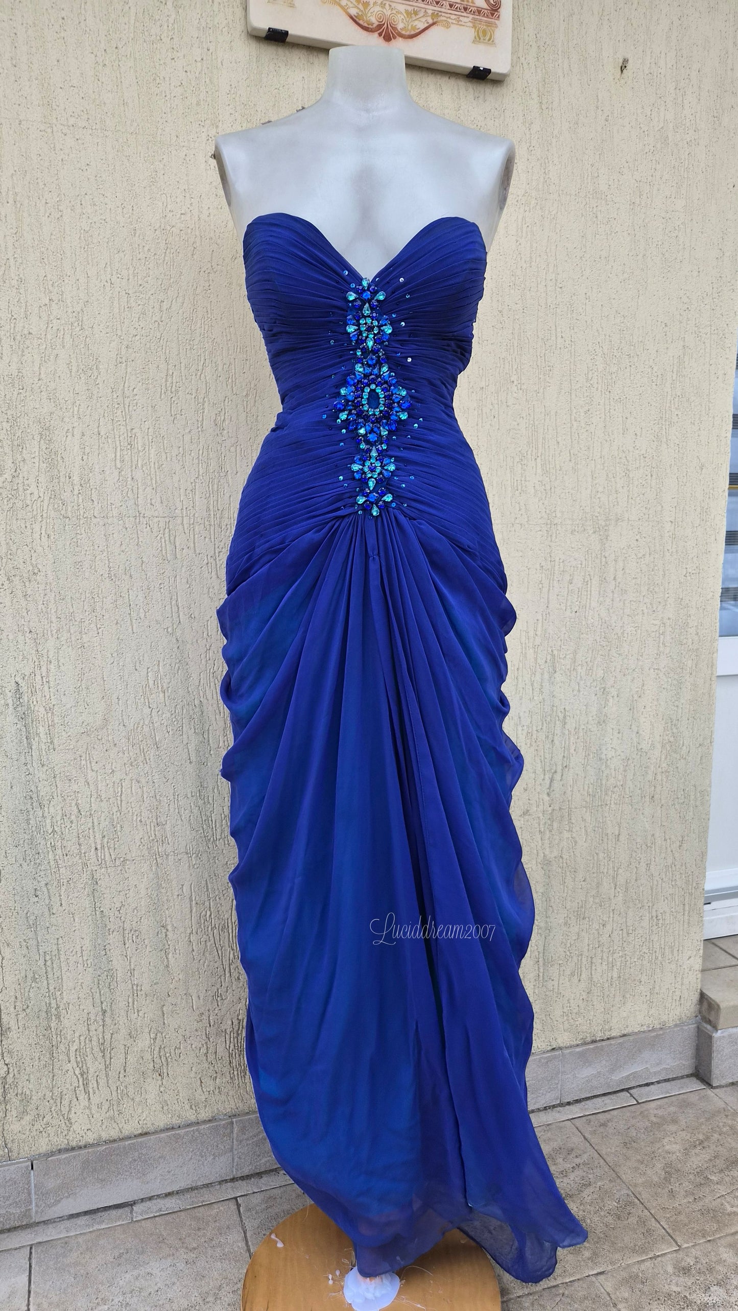 Robe bleue électrique brodée