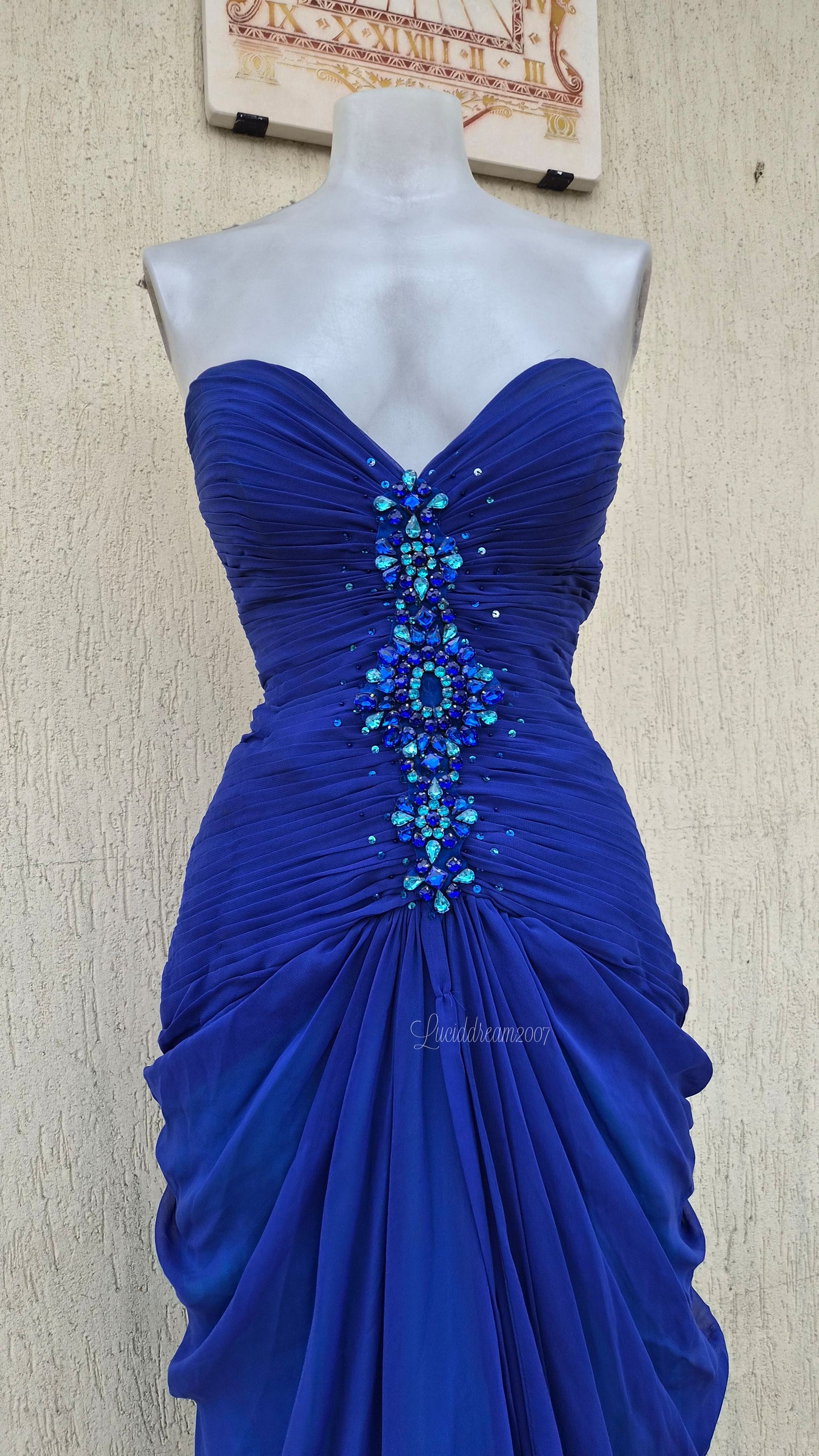 Robe bleue électrique brodée