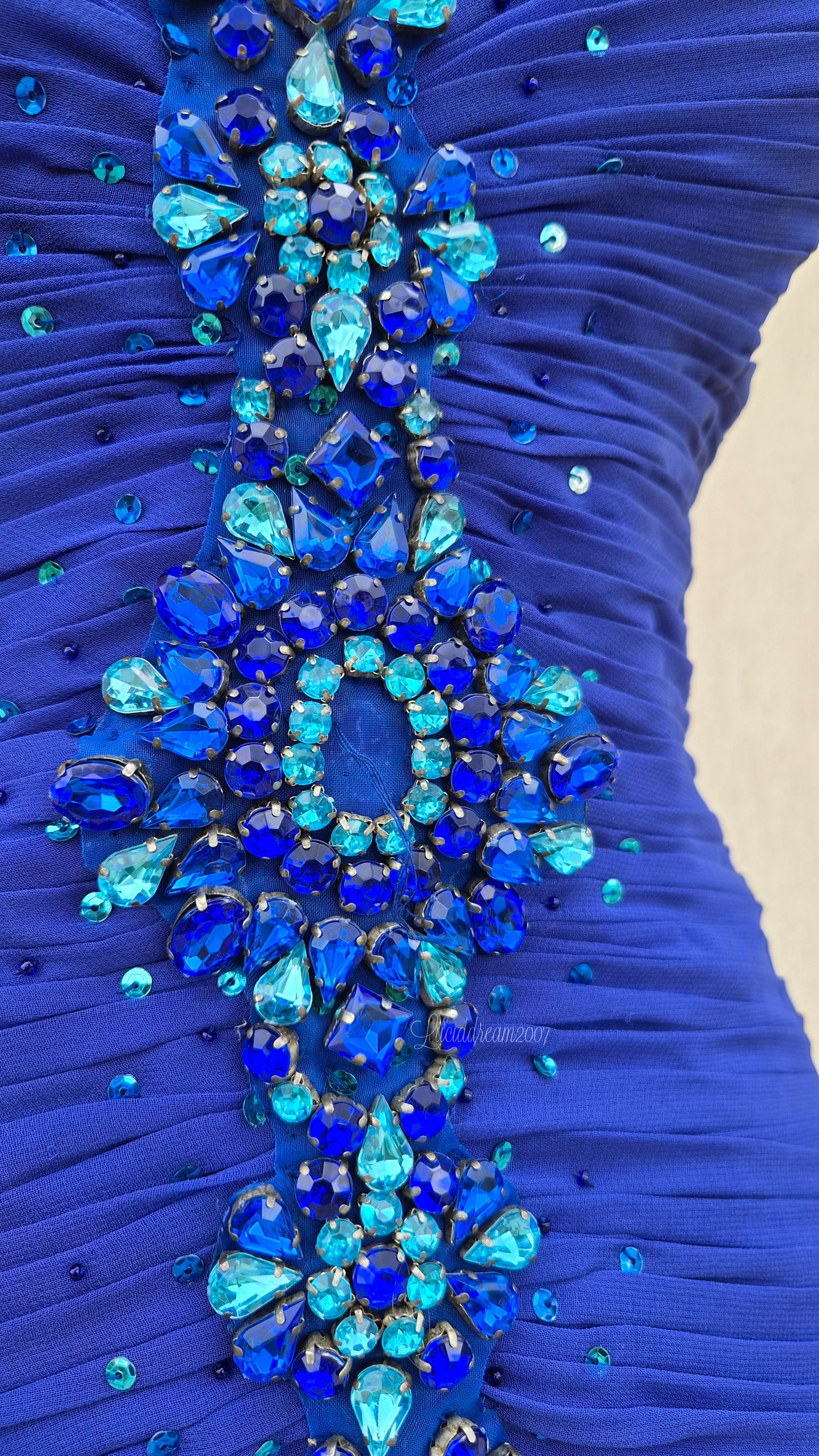 Robe bleue électrique brodée