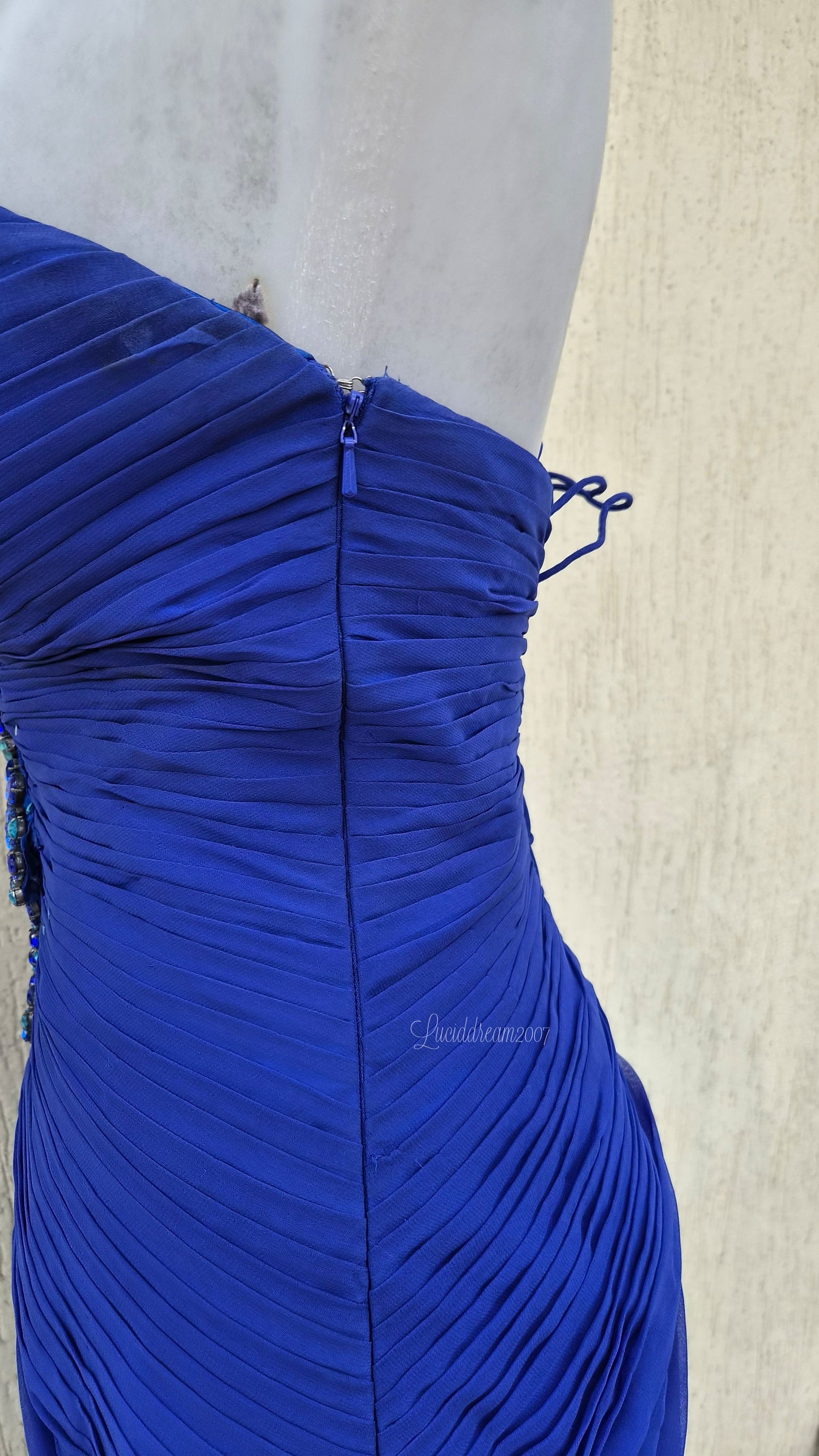 Robe bleue électrique brodée