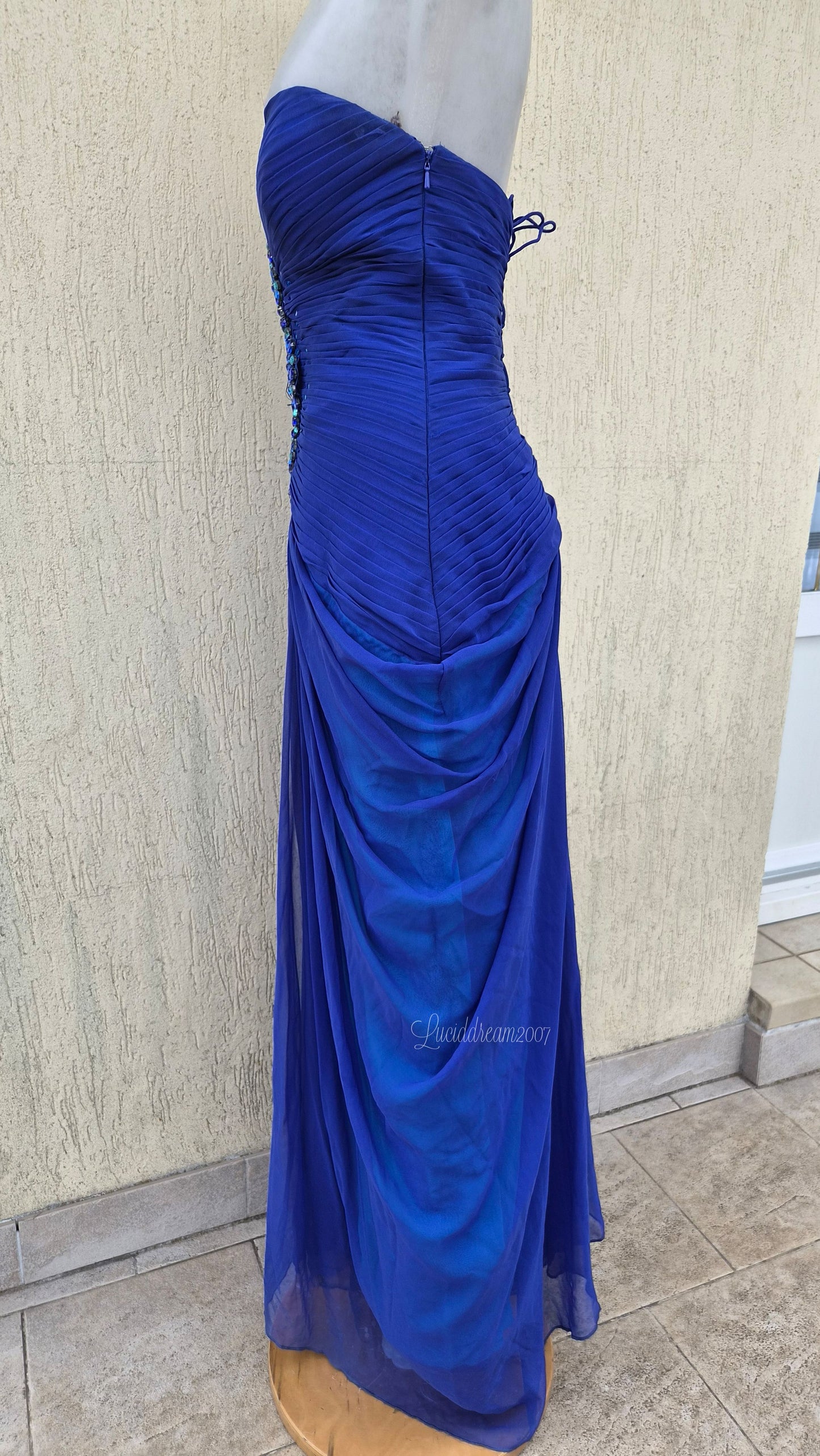 Robe bleue électrique brodée