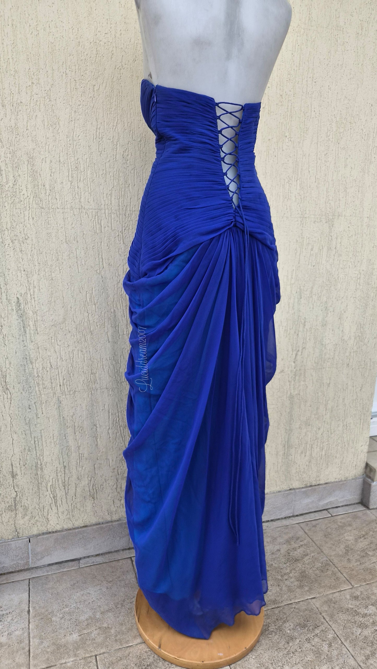 Robe bleue électrique brodée
