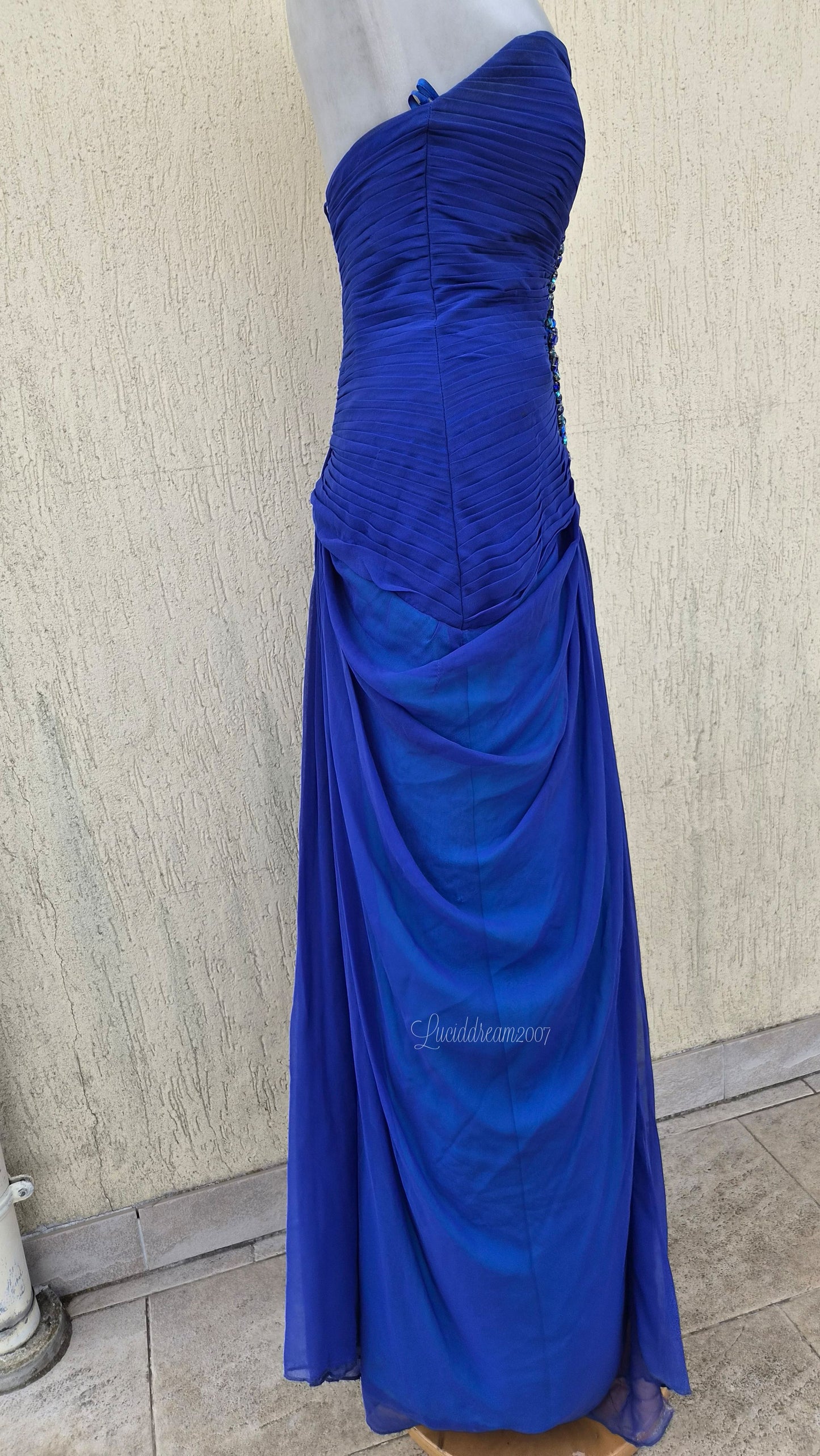 Robe bleue électrique brodée
