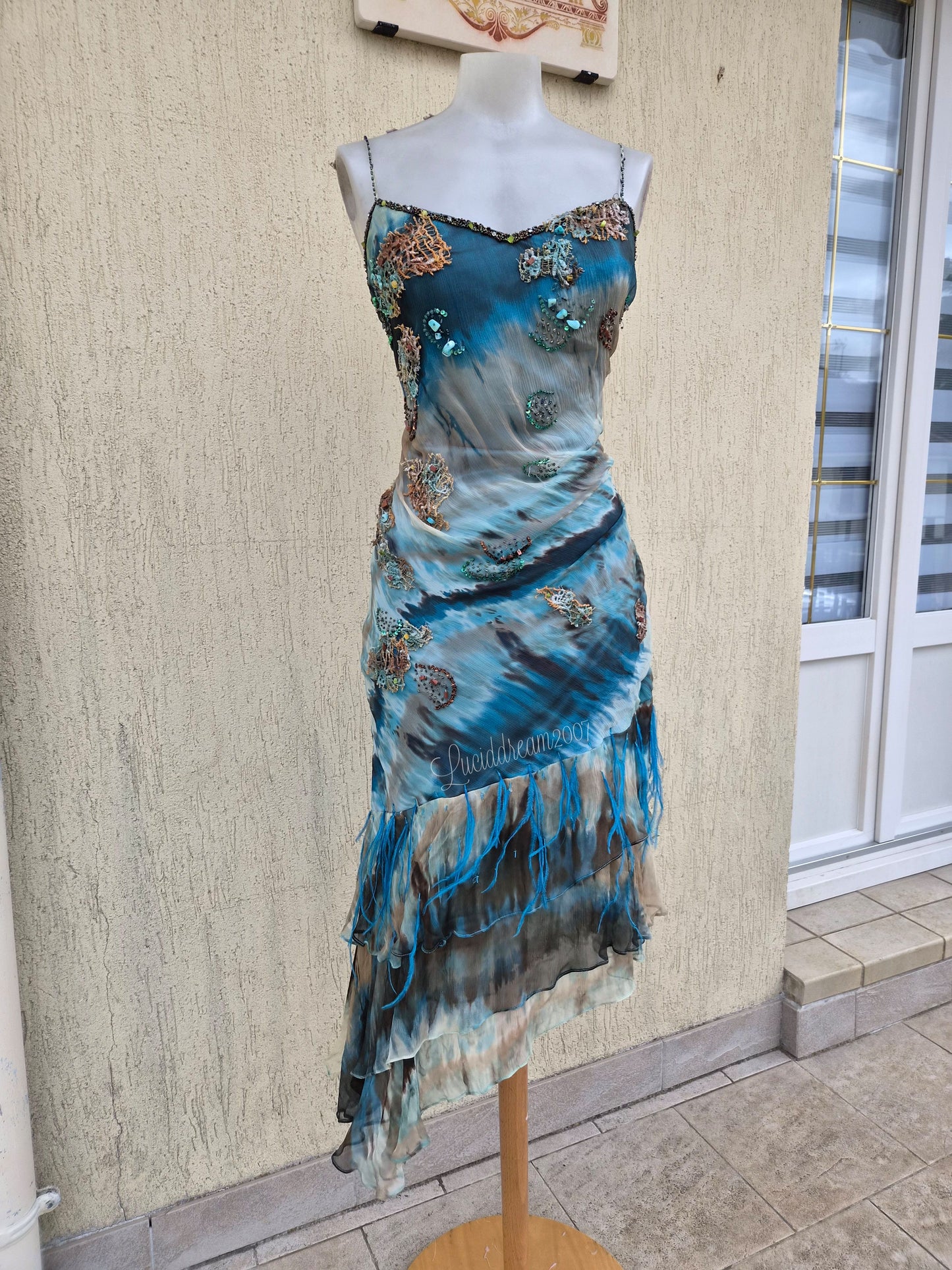 Robe en soie bleue brodée