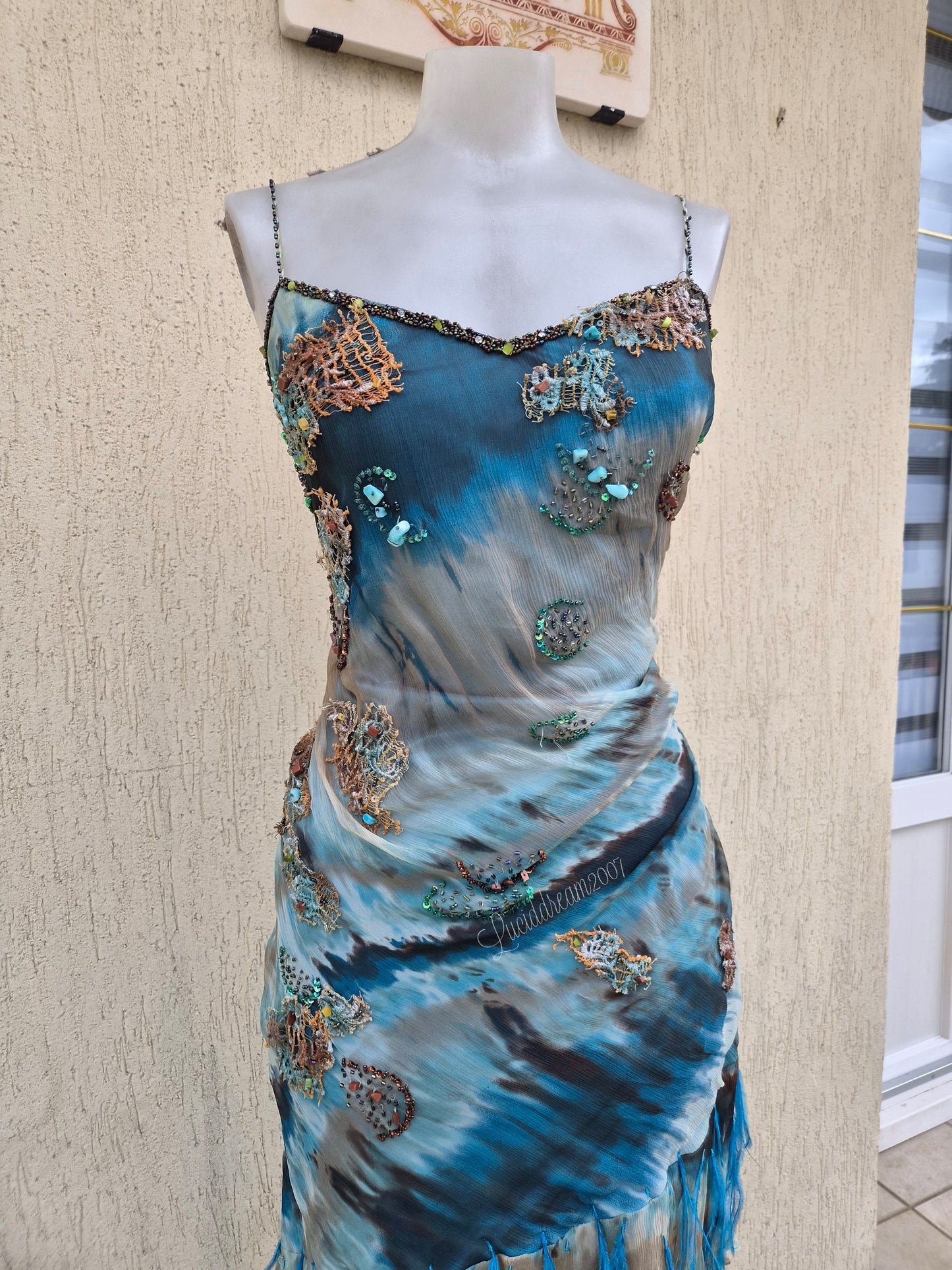 Robe en soie bleue brodée