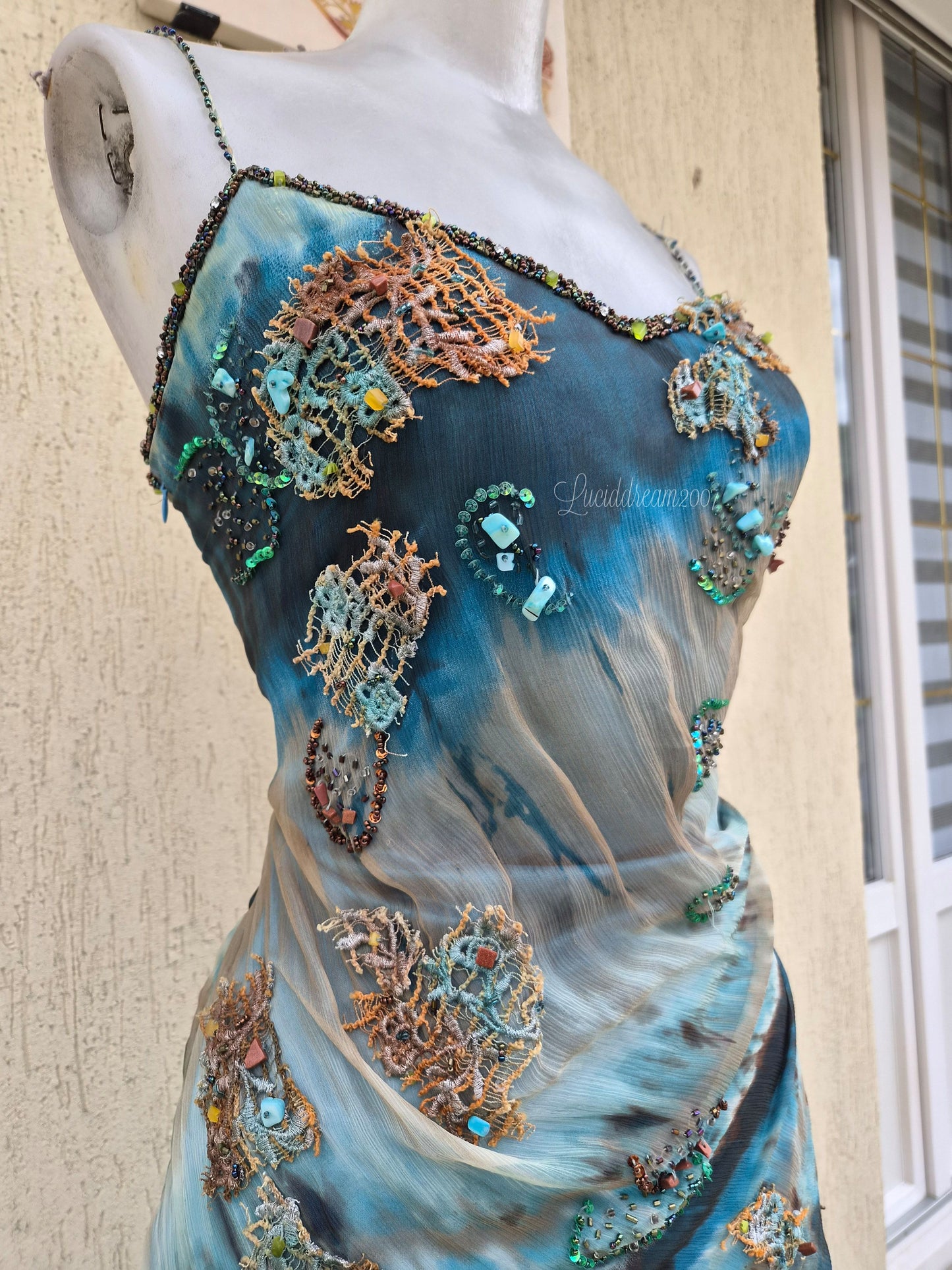 Robe en soie bleue brodée