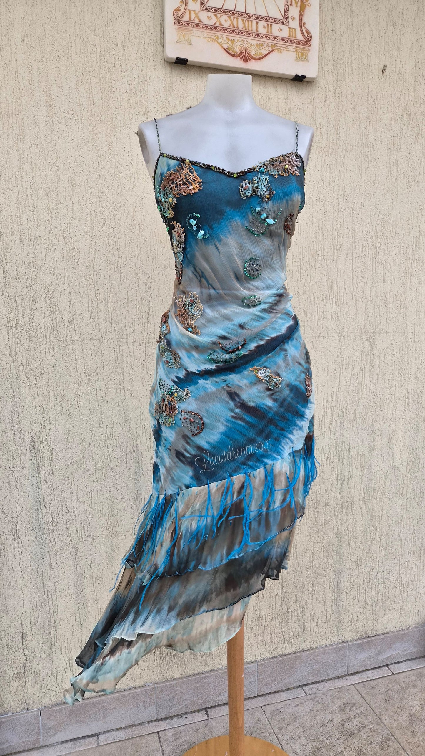 Robe en soie bleue brodée