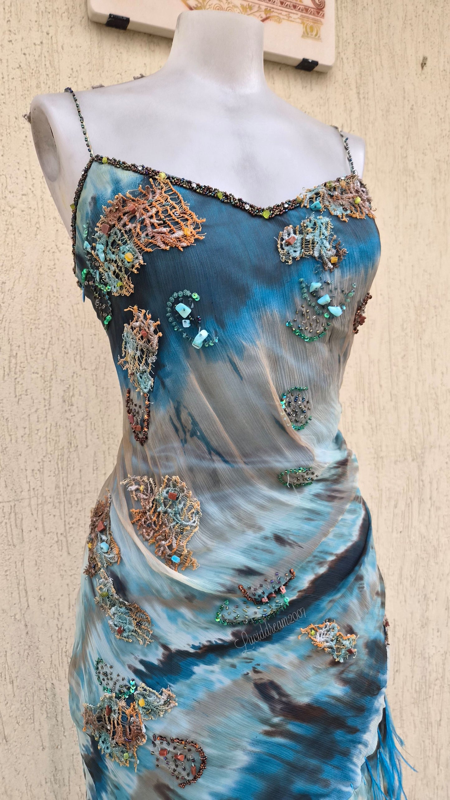 Robe en soie bleue brodée