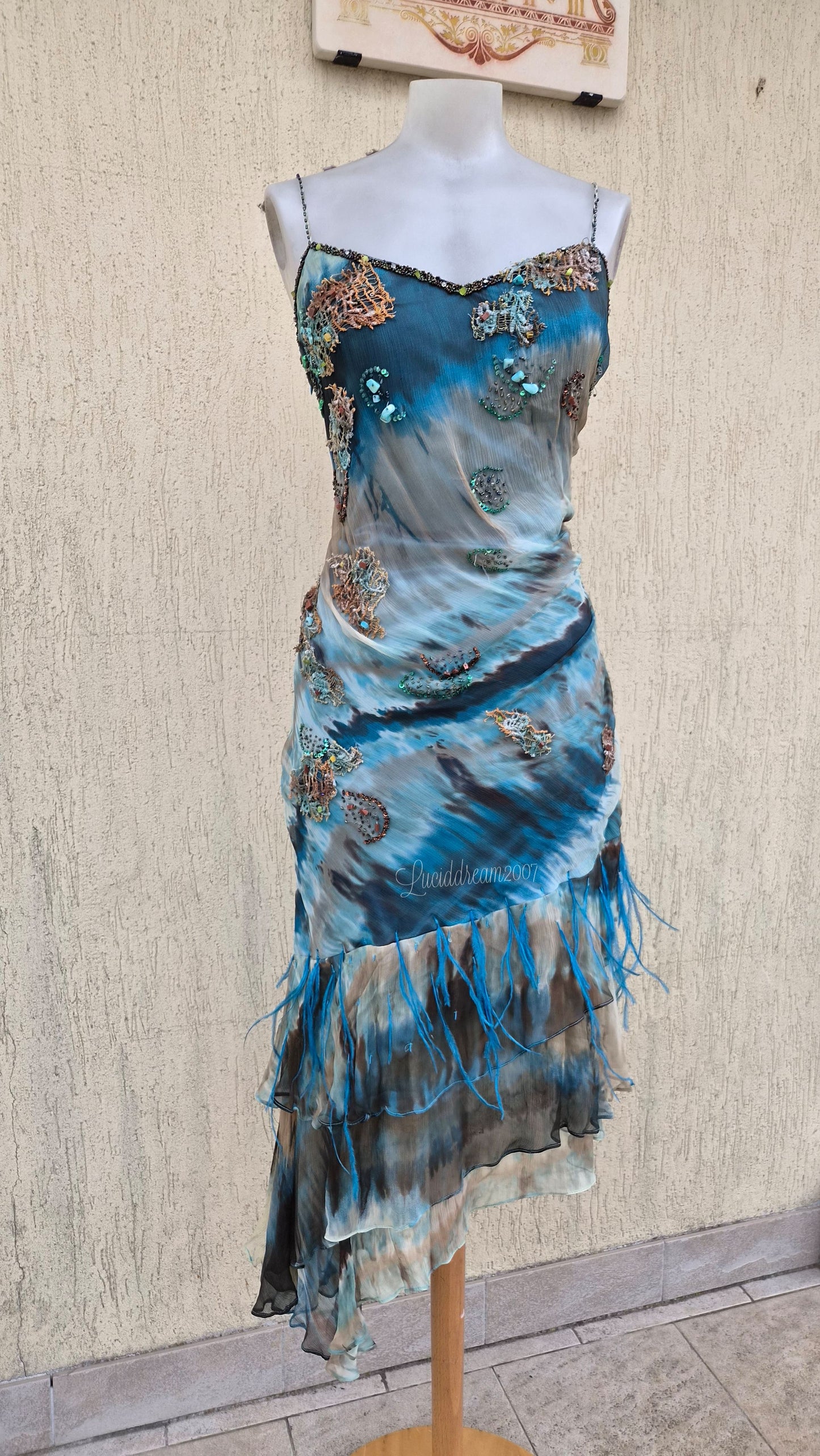 Robe motif abstrait dans des tons bleu, brun et beige brodée de perles. Robe vintage en soie style mermaidcore, fairycore sortie d'une reverie