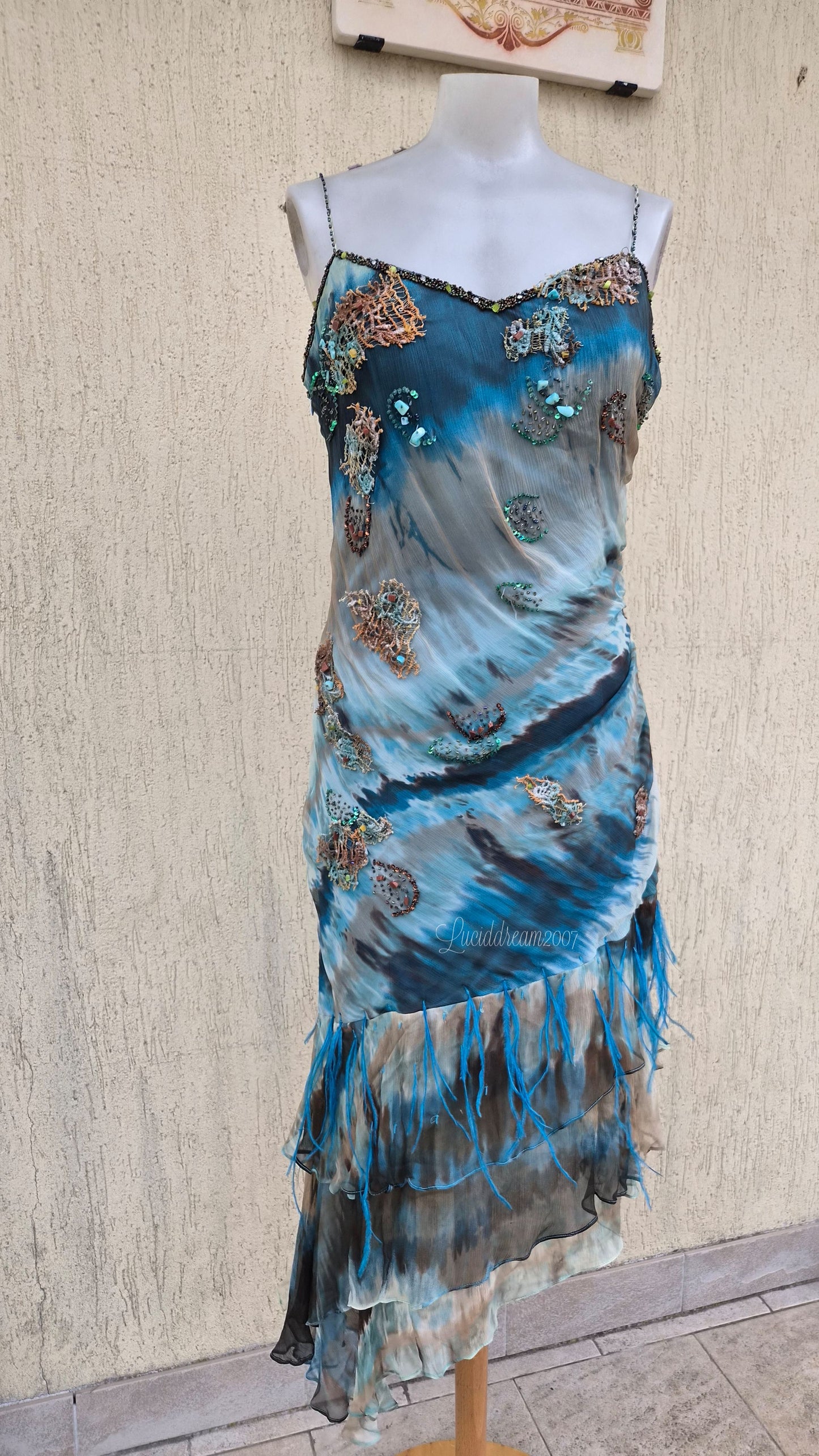 Robe en soie bleue brodée