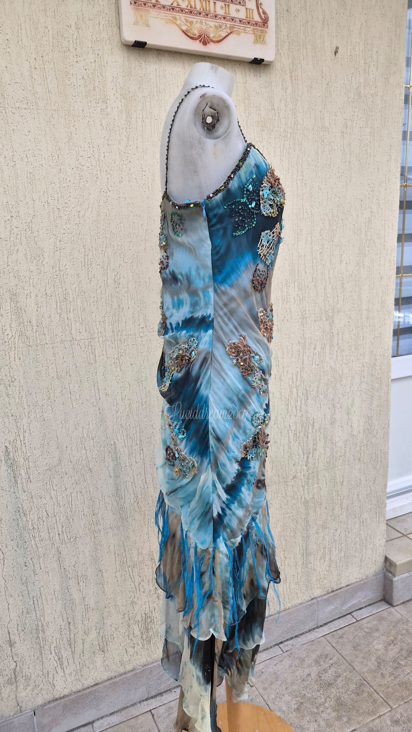 Robe en soie bleue brodée