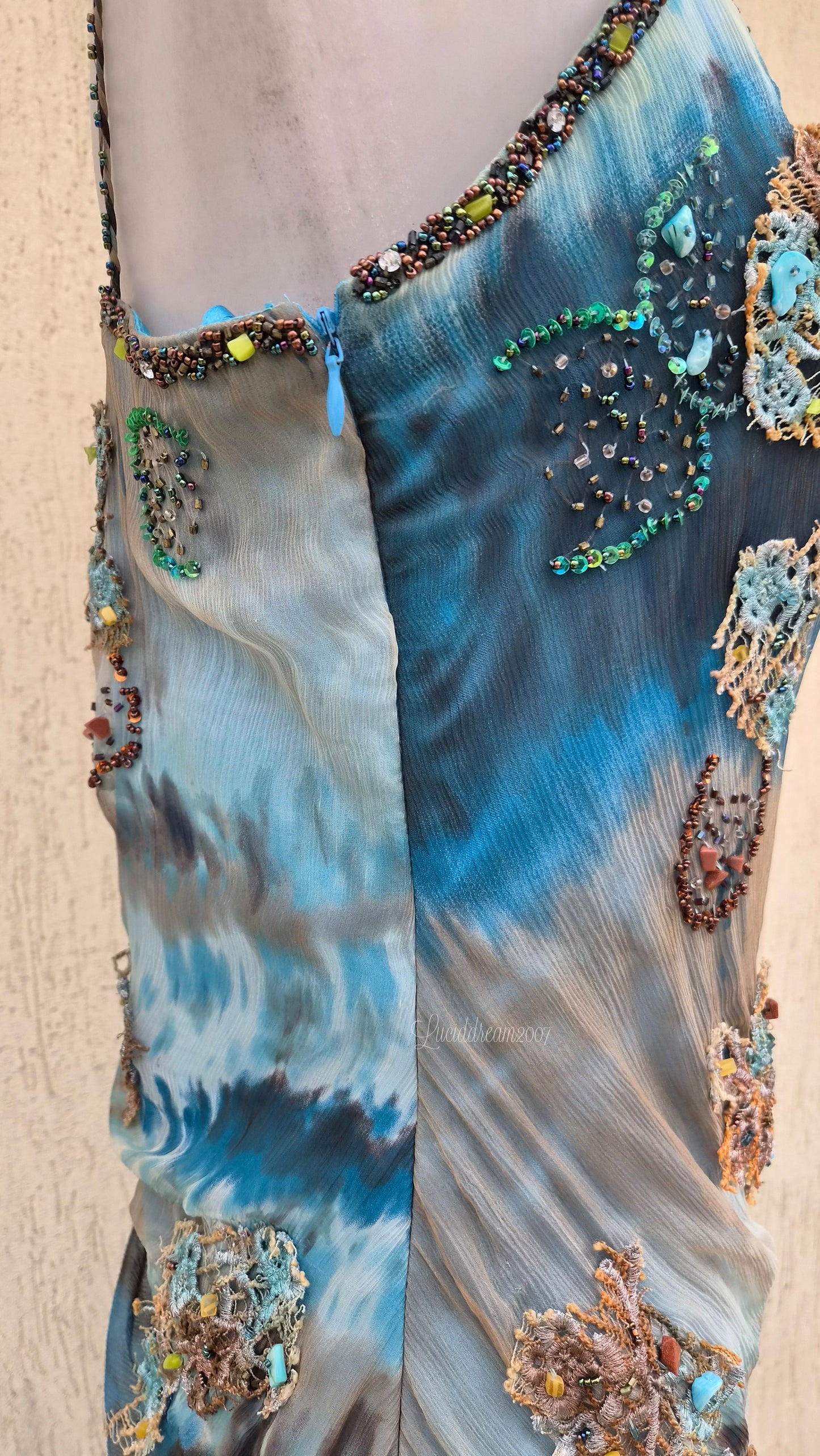 Robe en soie bleue brodée