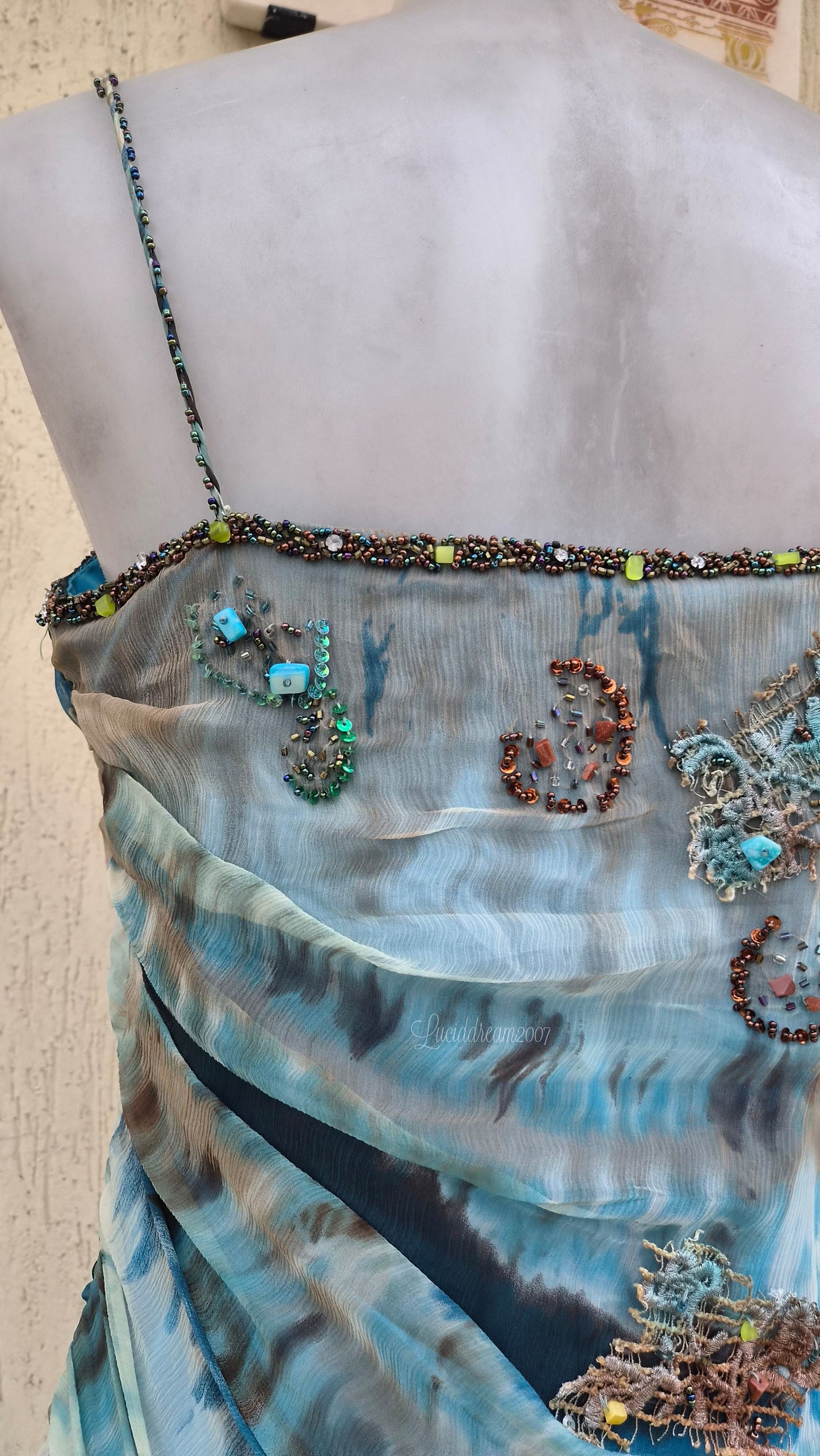 Robe en soie bleue brodée