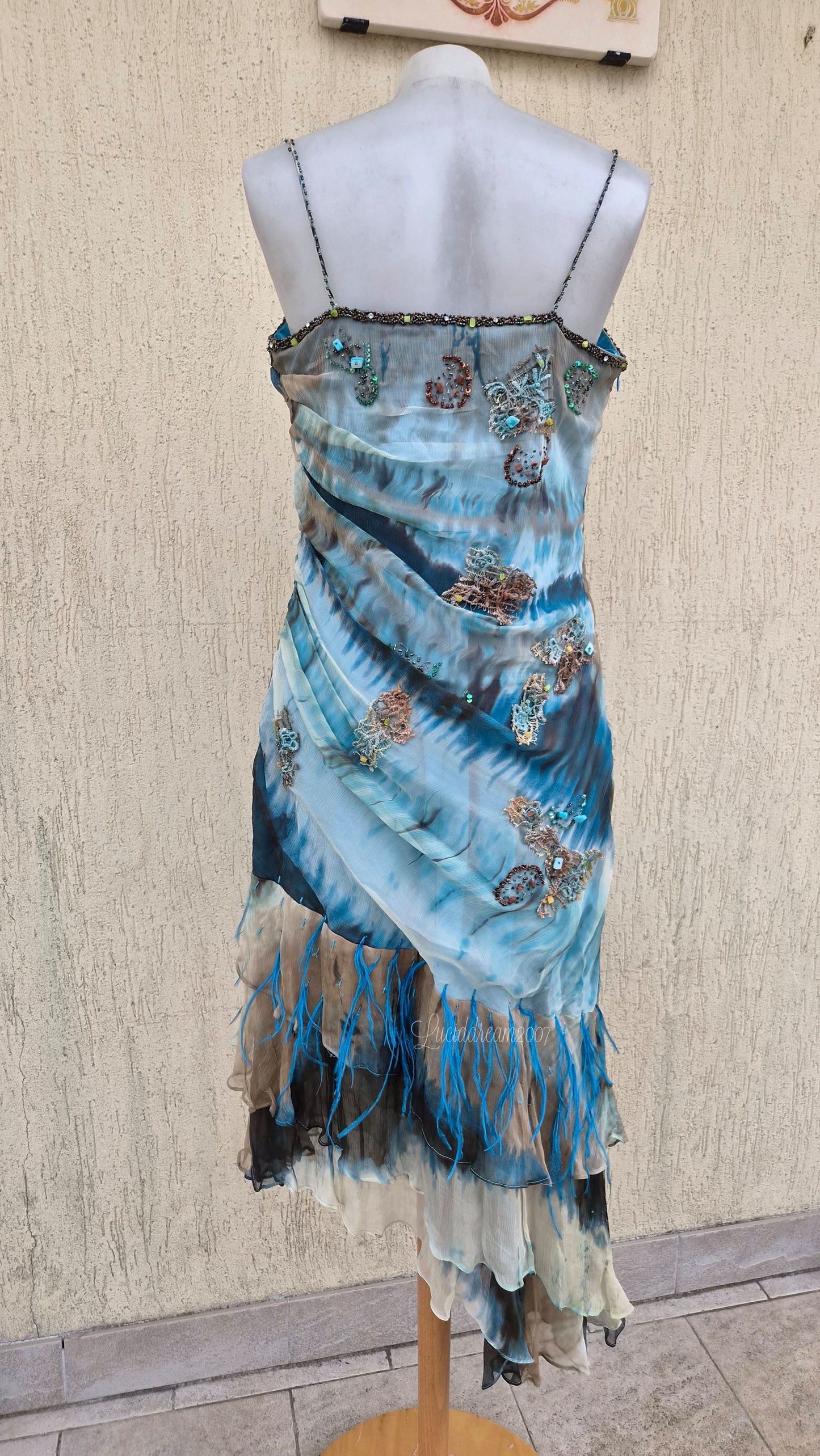 Robe en soie bleue brodée
