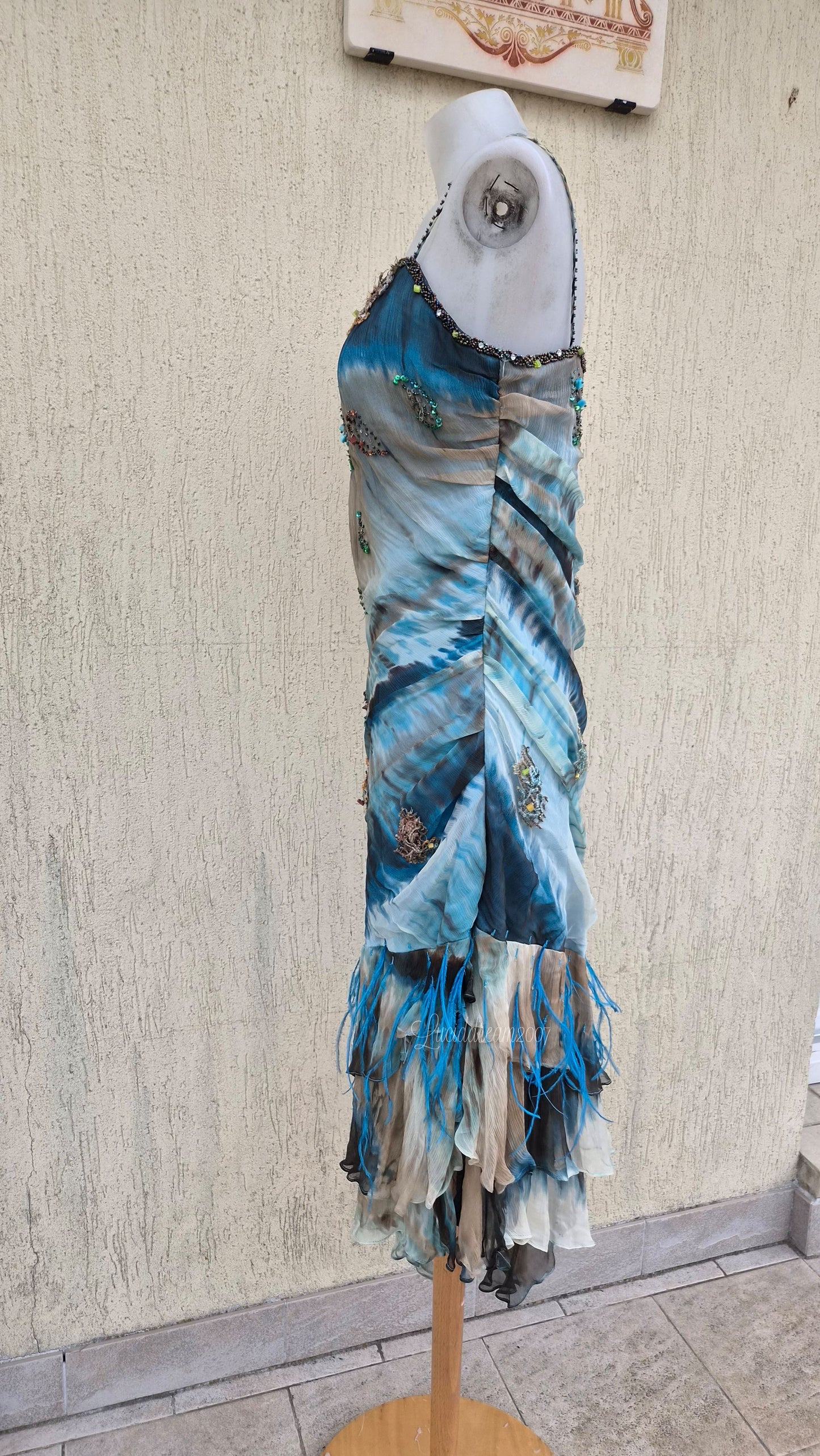 Robe en soie bleue brodée