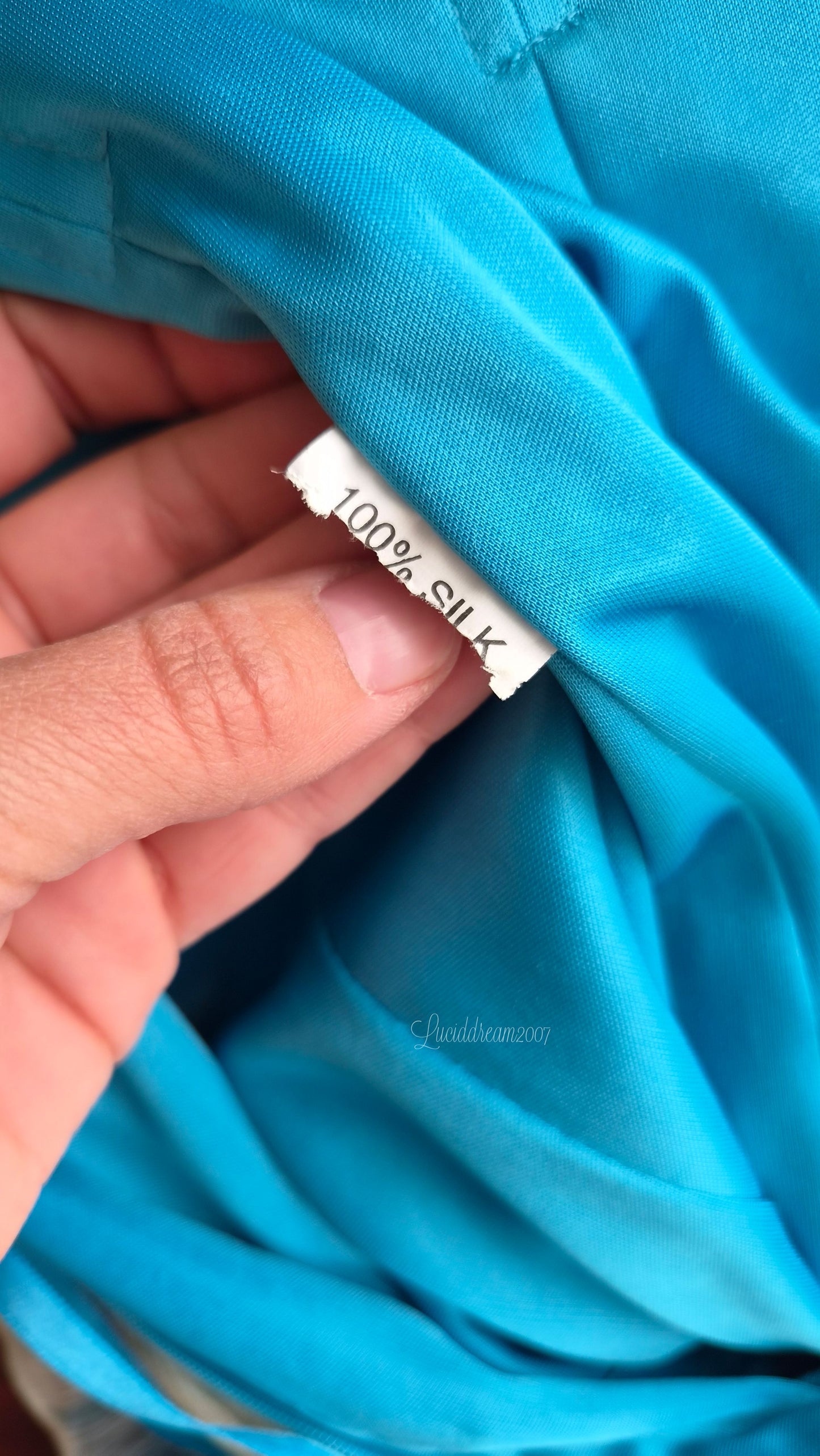 Robe en soie bleue brodée