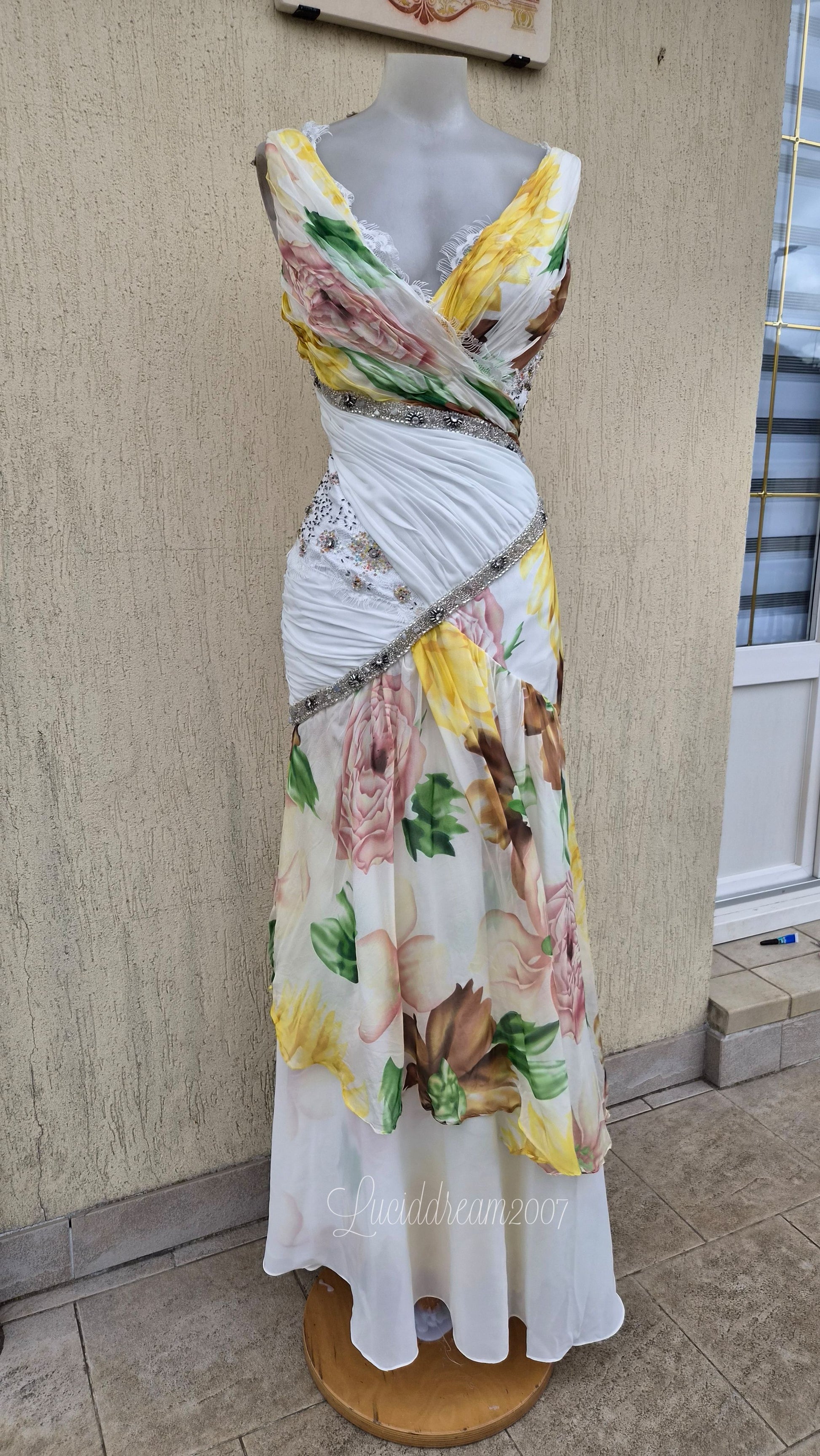 Robe vintage longue avec drapé élaboré sur le buste et une taille marquée par une bande ornementale brodée de perles et strass. Prom dress fairycore sortie d'une reverie.
