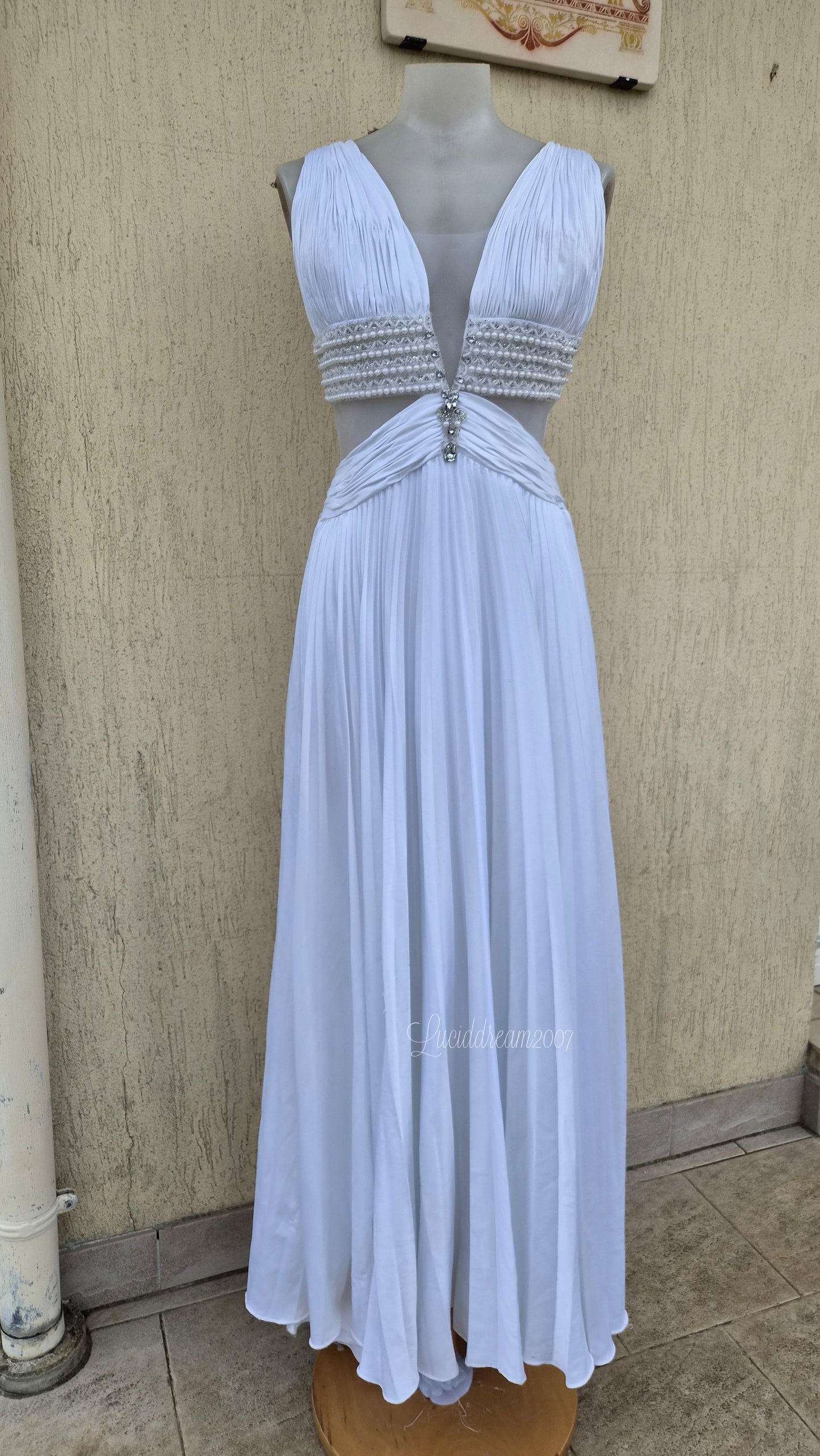 Robe vintagee blanche style greek goddess. Avec découpes, broderie, perles et drapé. Pièce fairycore sortie d'une reverie.