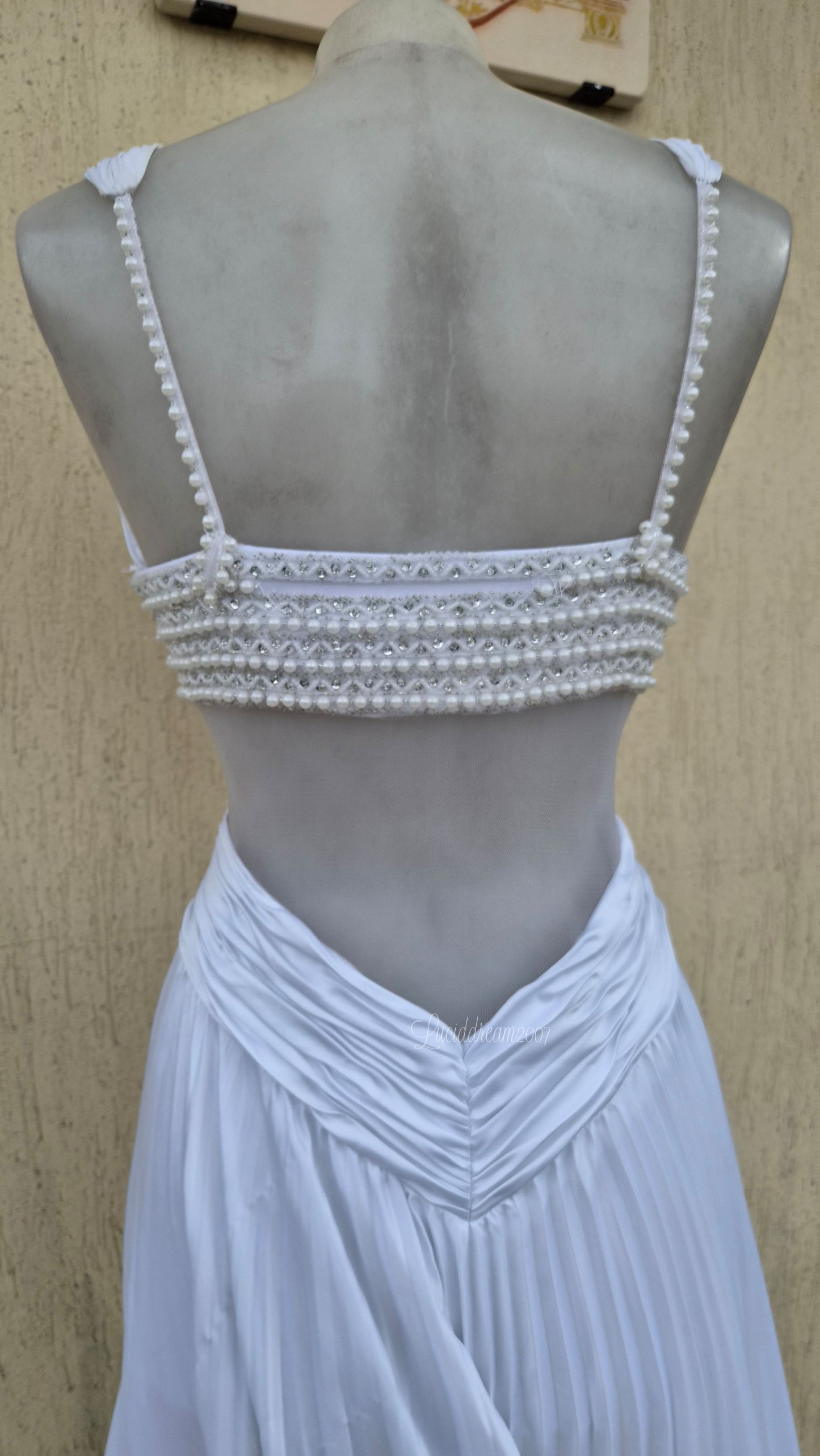 Robe dos nu blanche brodée