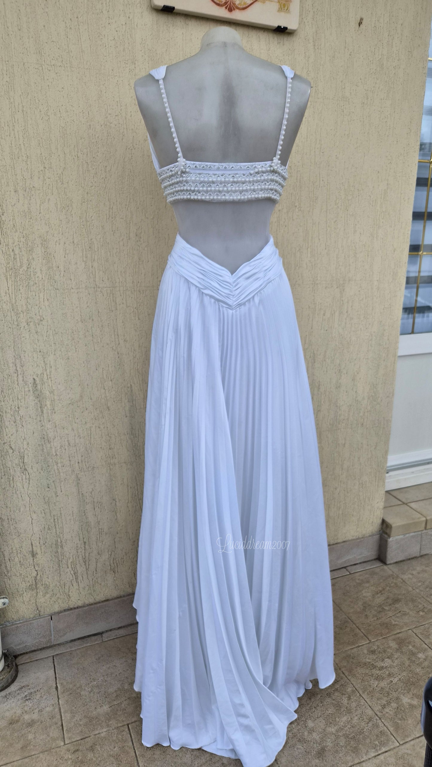 Robe dos nu blanche brodée