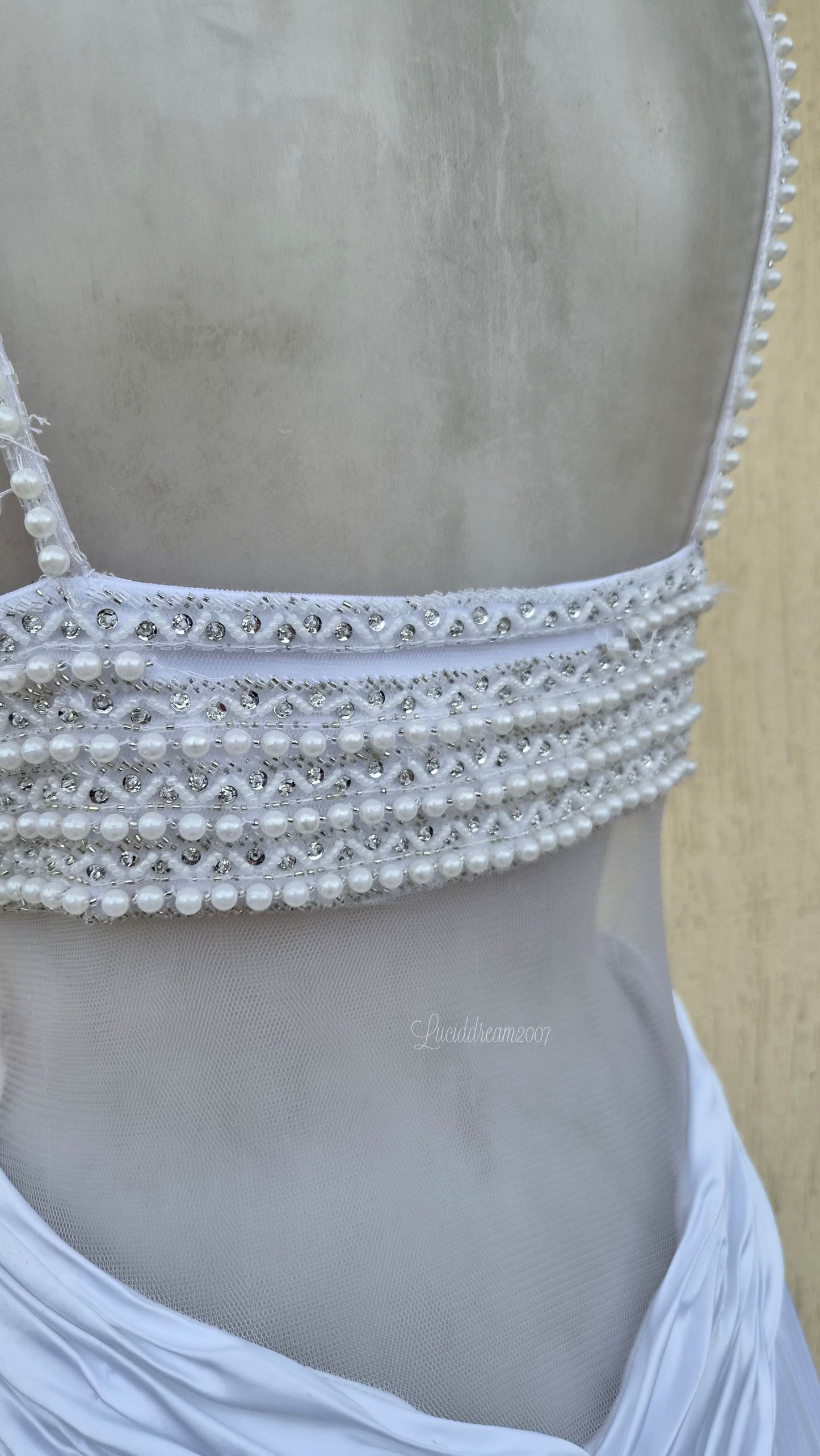 Robe dos nu blanche brodée