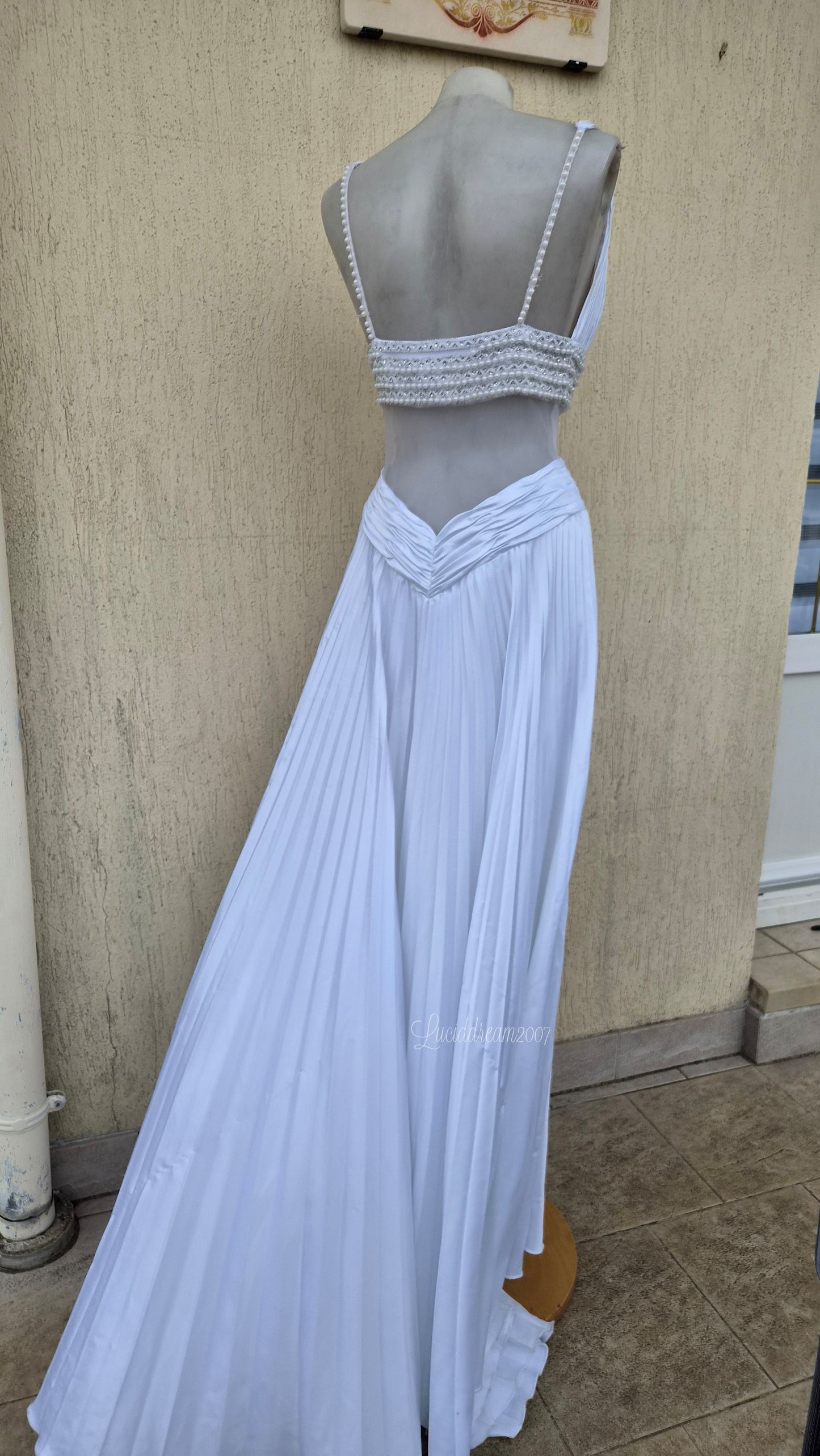 Robe dos nu blanche brodée