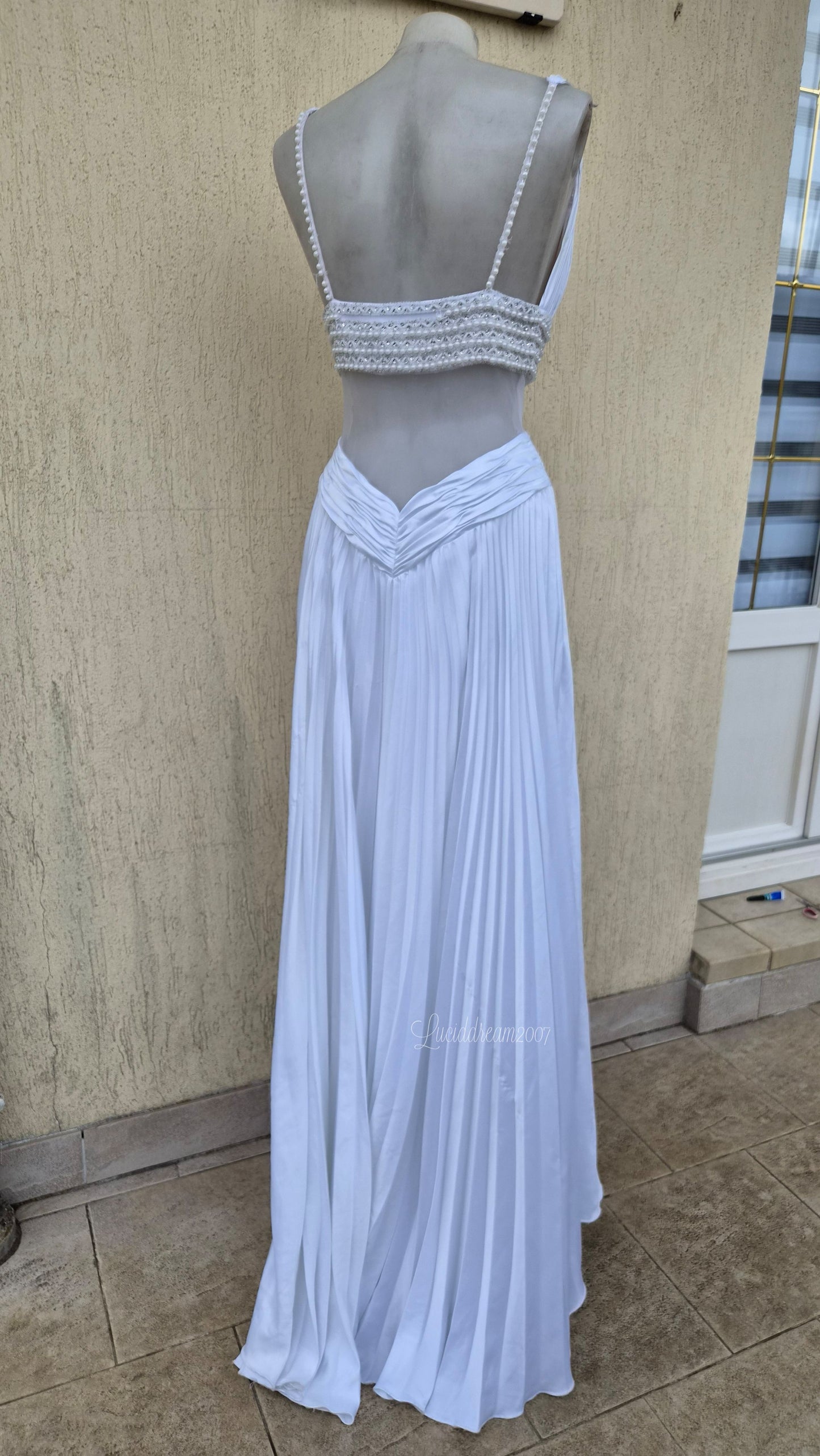 Robe dos nu blanche brodée