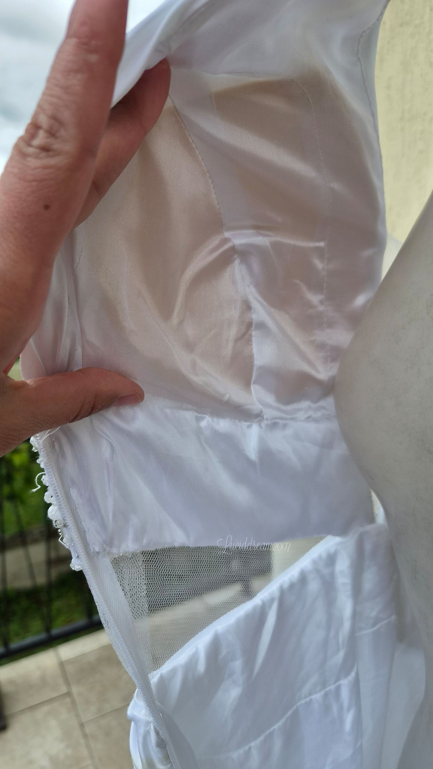 Robe dos nu blanche brodée