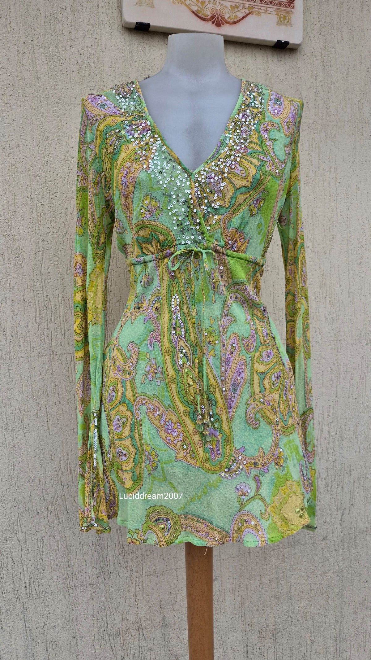 Haut en voile vert motif cachemire et détails sequins