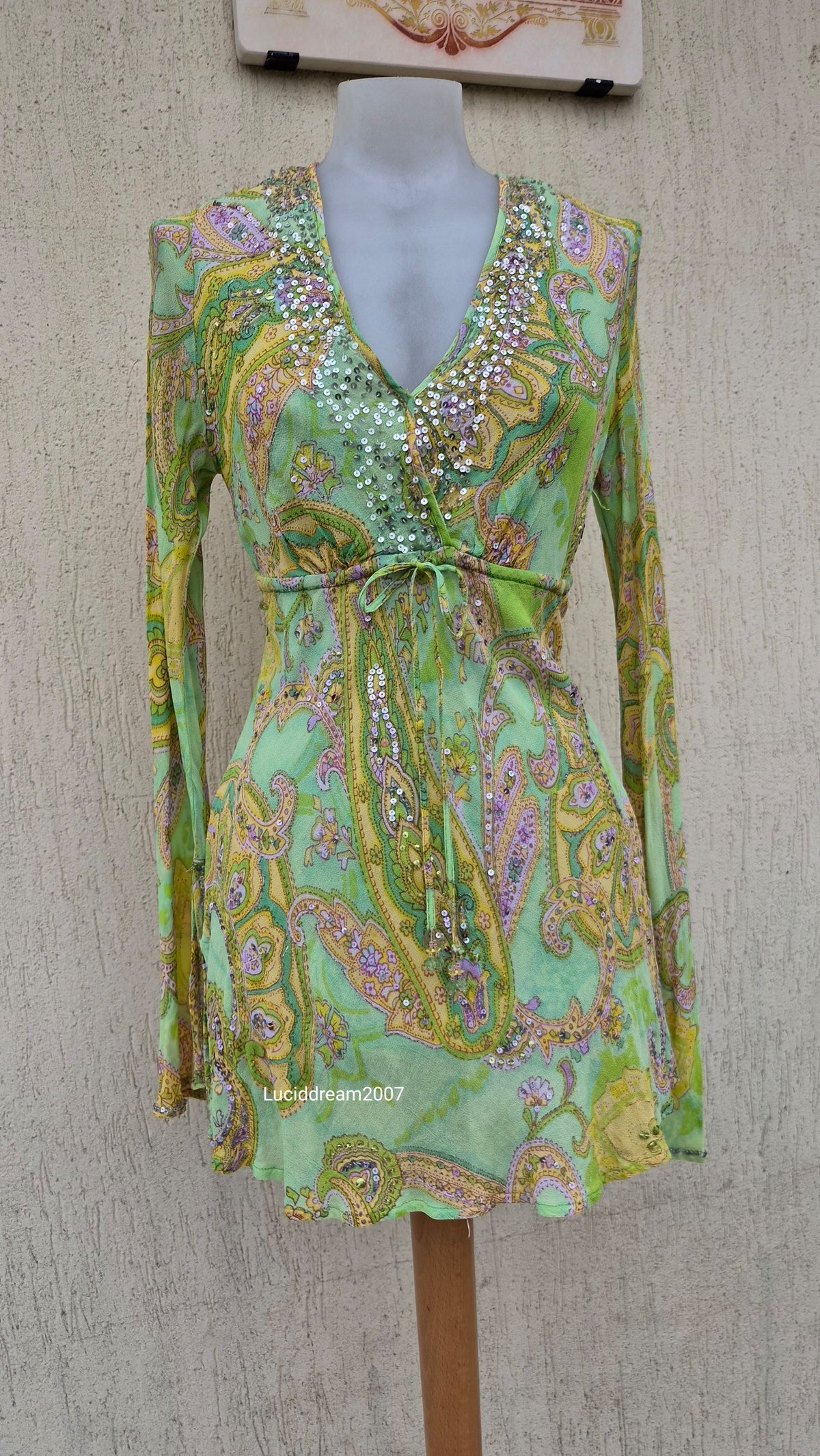 Haut en voile vert motif cachemire et détails sequins