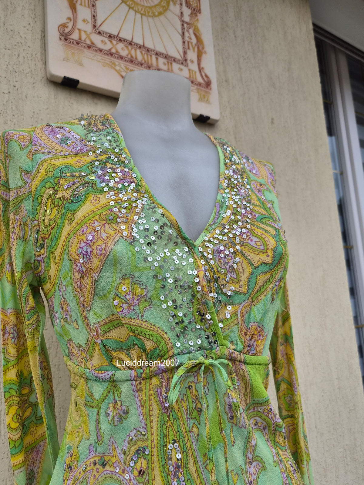Haut en voile vert motif cachemire et détails sequins