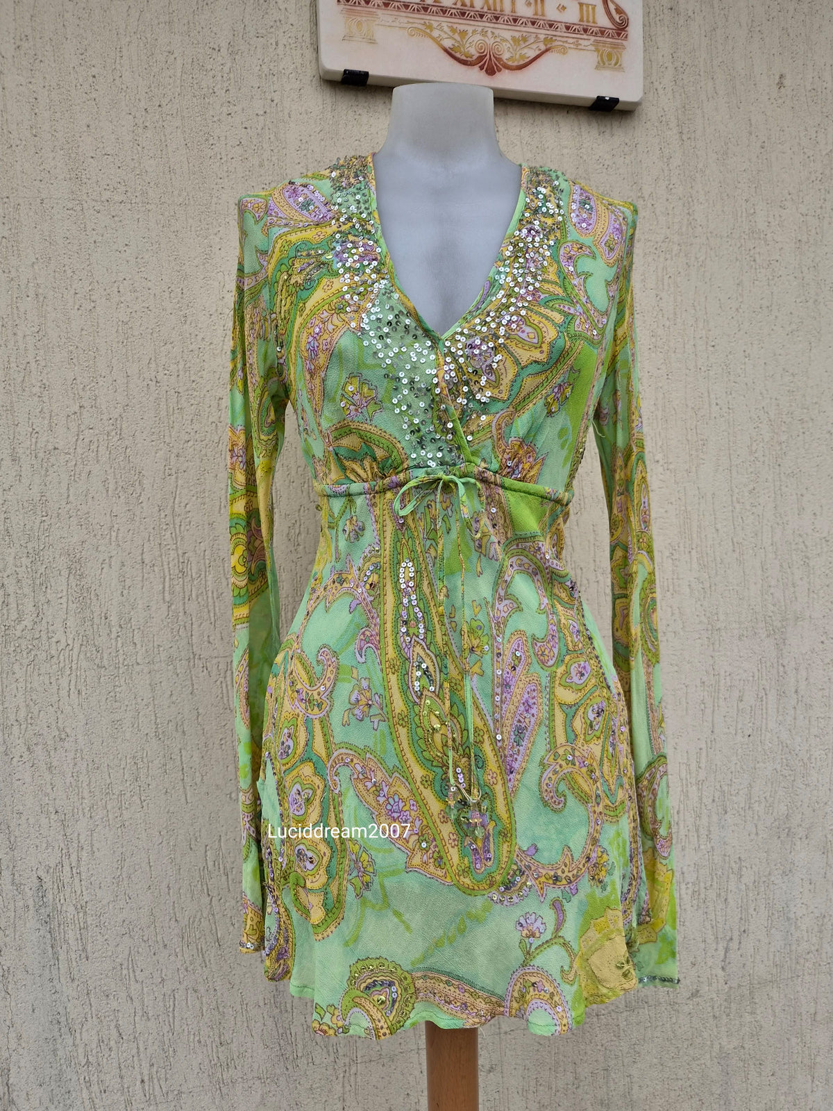 Haut en voile vert motif cachemire et détails sequins