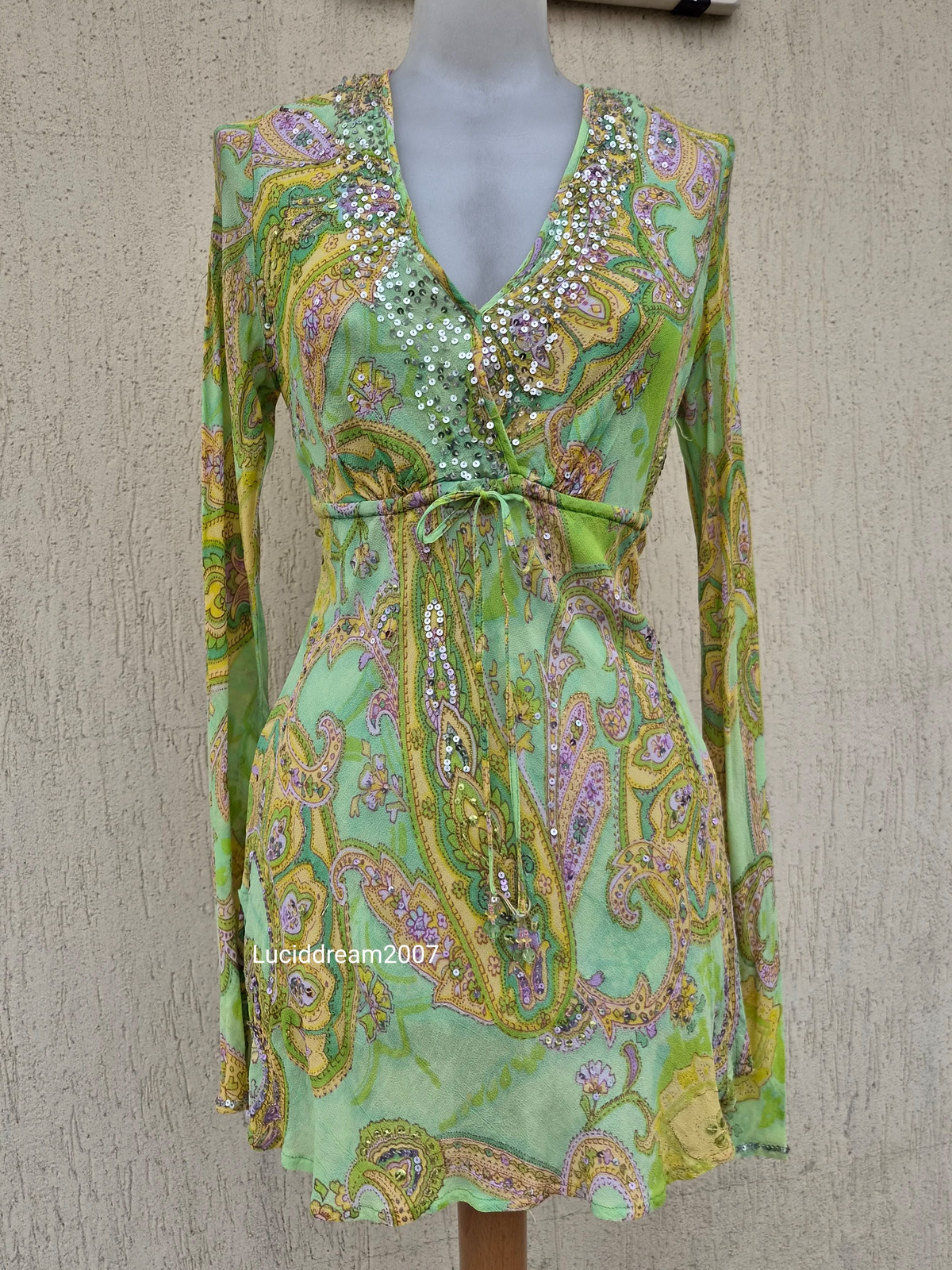 Haut en voile vert motif cachemire et détails sequins