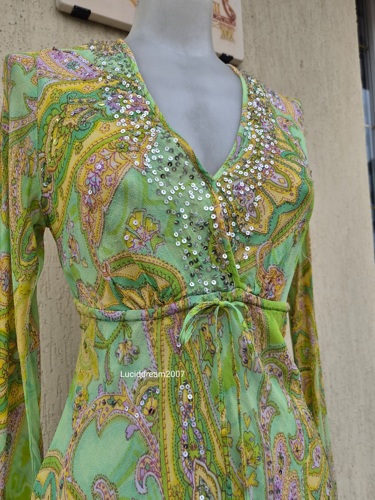 Haut en voile vert motif cachemire et détails sequins
