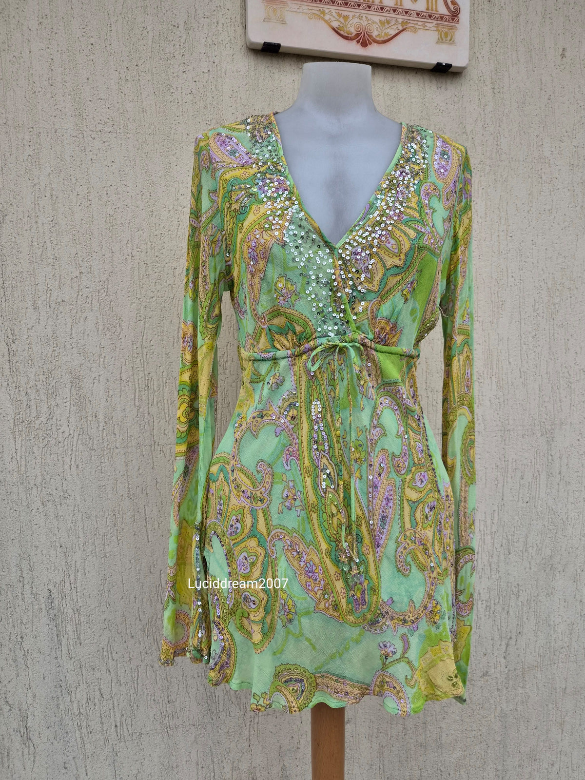 Haut en voile vert motif cachemire et détails sequins