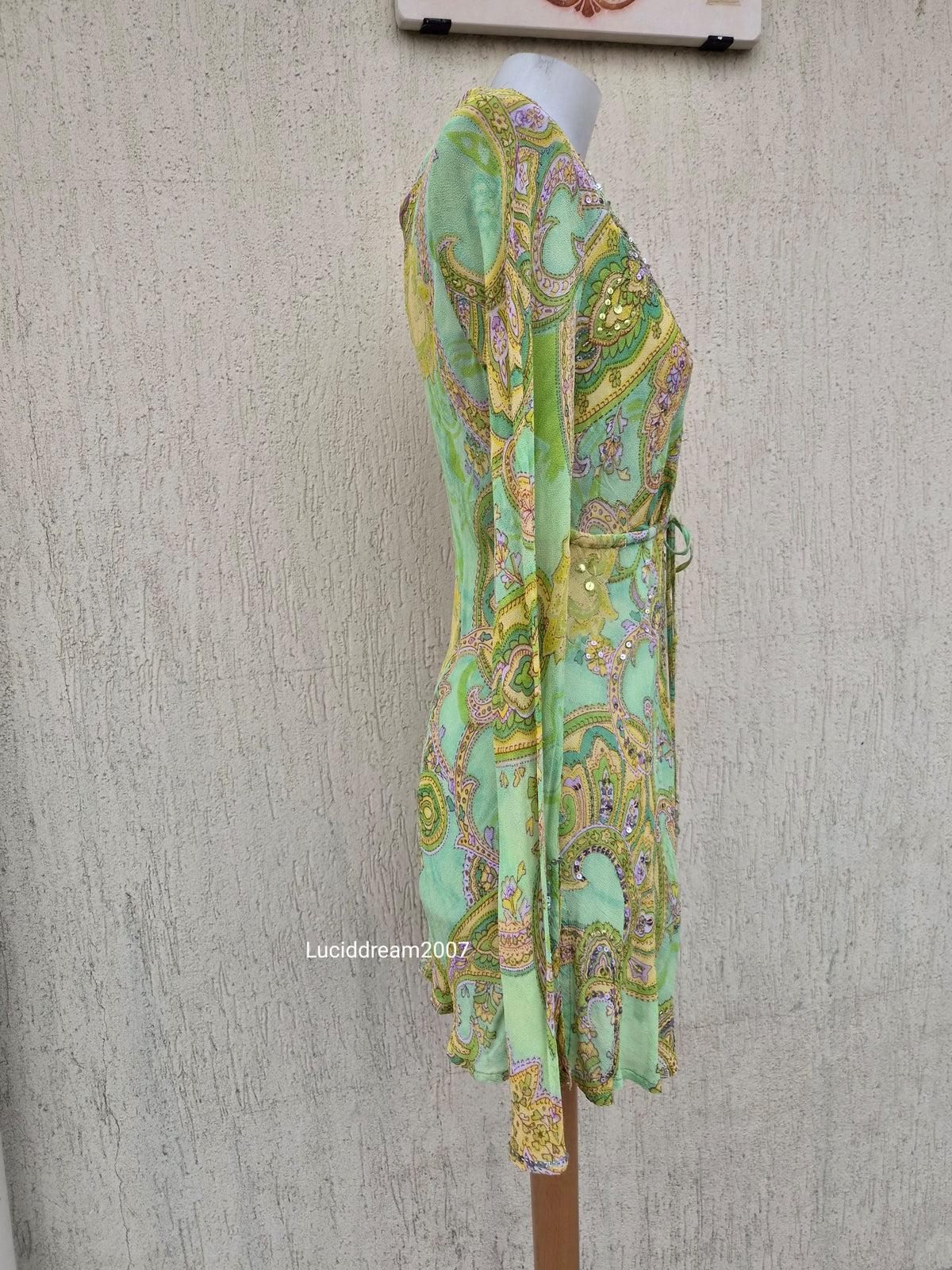 Haut en voile vert motif cachemire et détails sequins