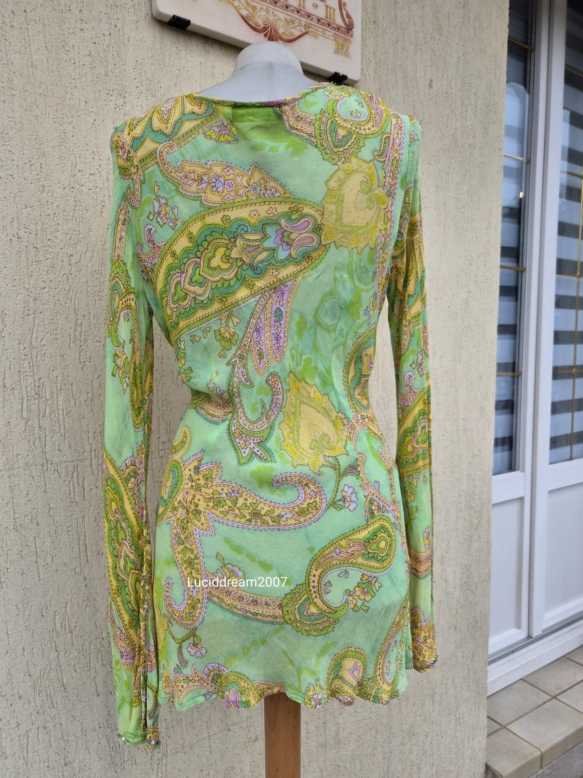 Haut en voile vert motif cachemire et détails sequins